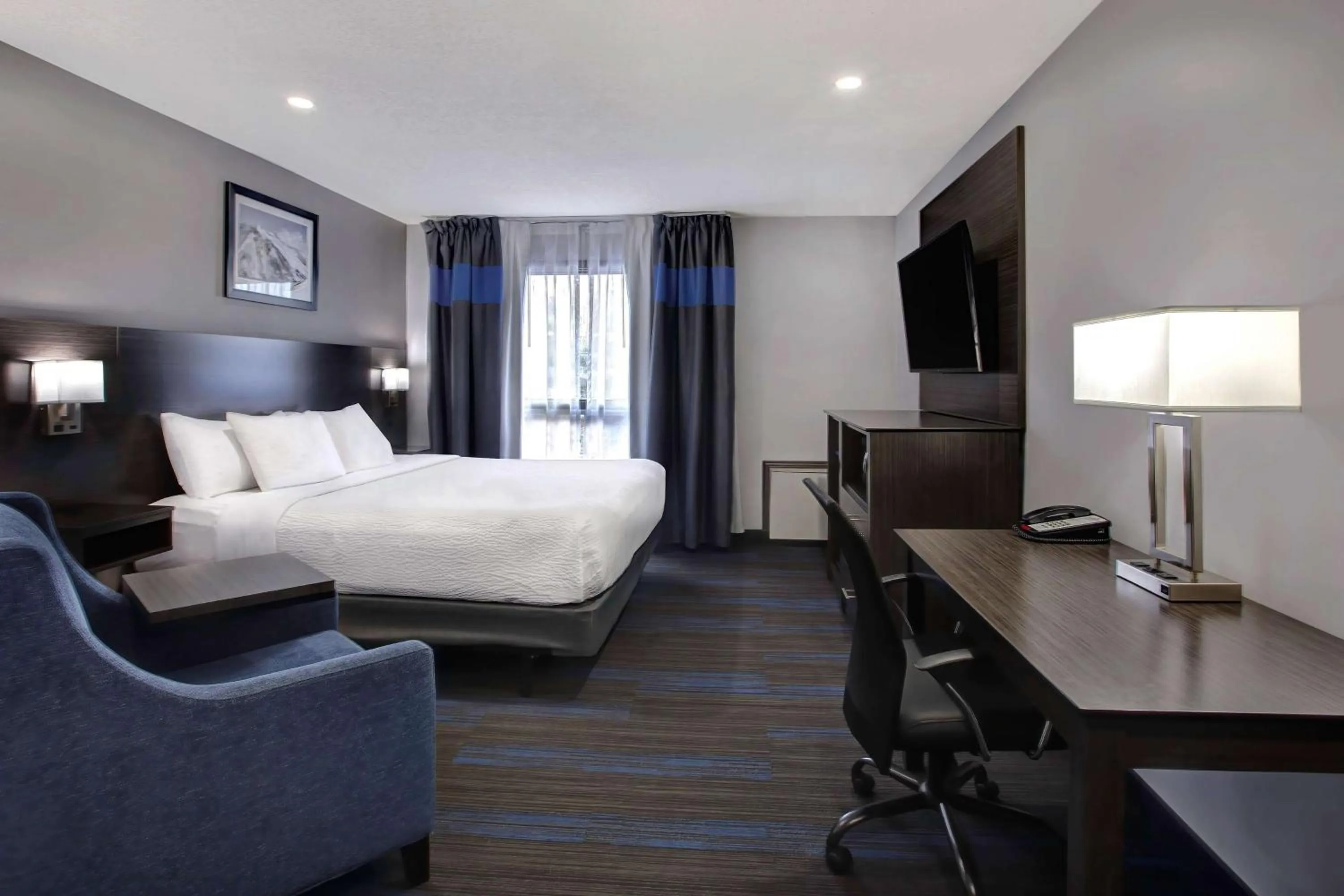 Photo of the whole room, Bed in Days Inn by Wyndham Barrie