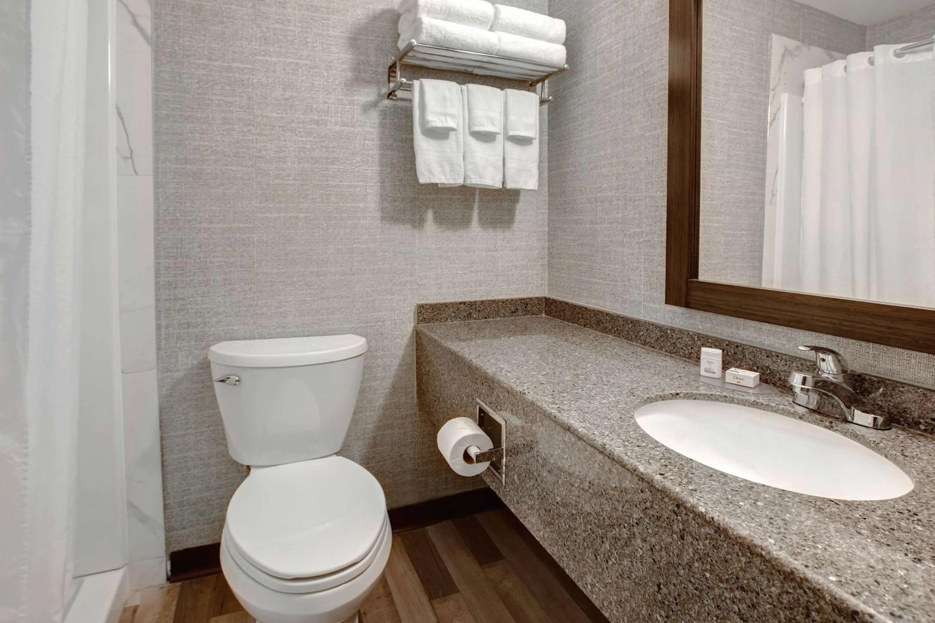 TV and multimedia in Days Inn by Wyndham Barrie