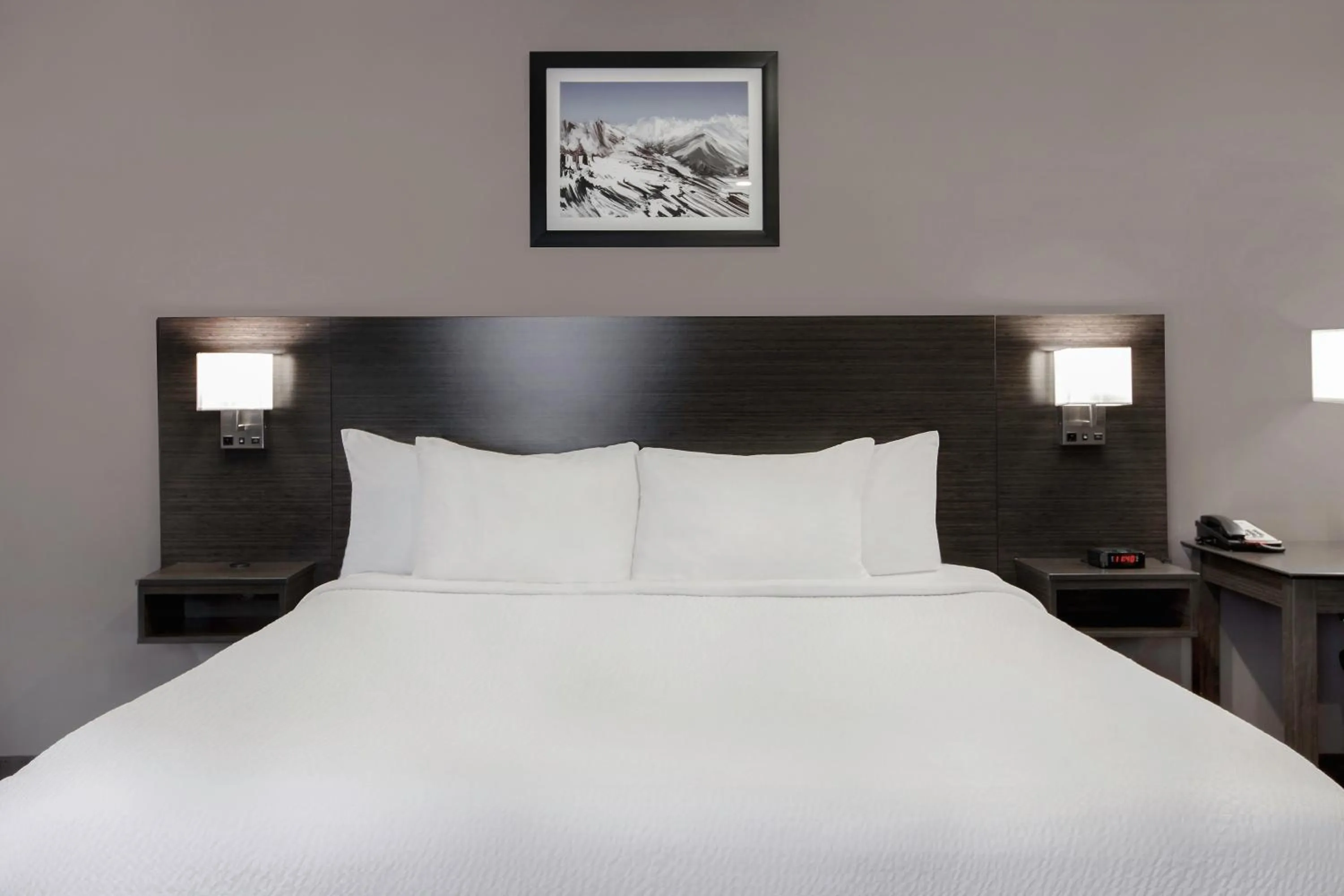 Bedroom, Bed in Days Inn by Wyndham Barrie