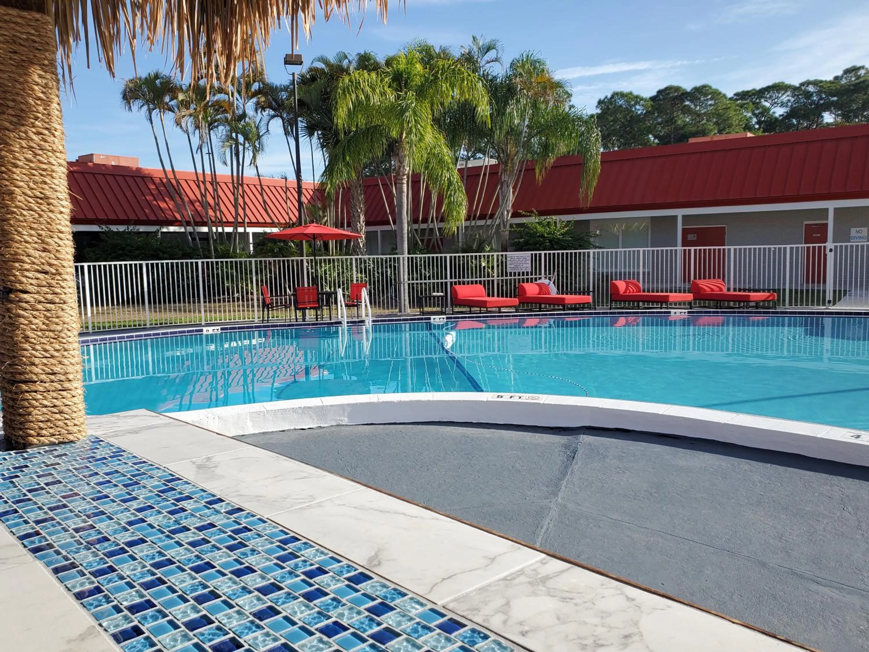 Swimming pool in Vero Beach Inn & Suites Vero Beach I-95