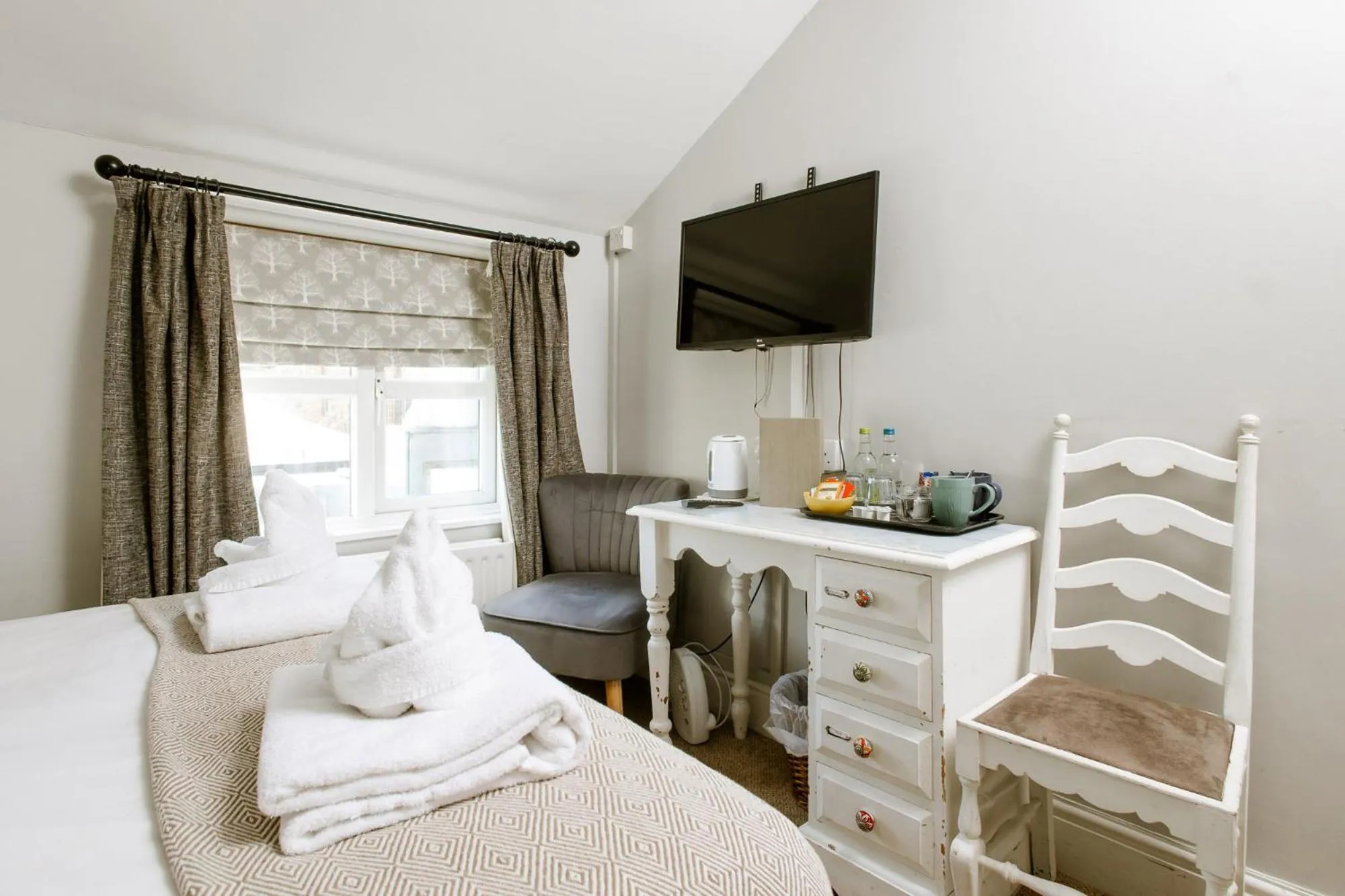 Bed in The Sun Inn At Hook Norton