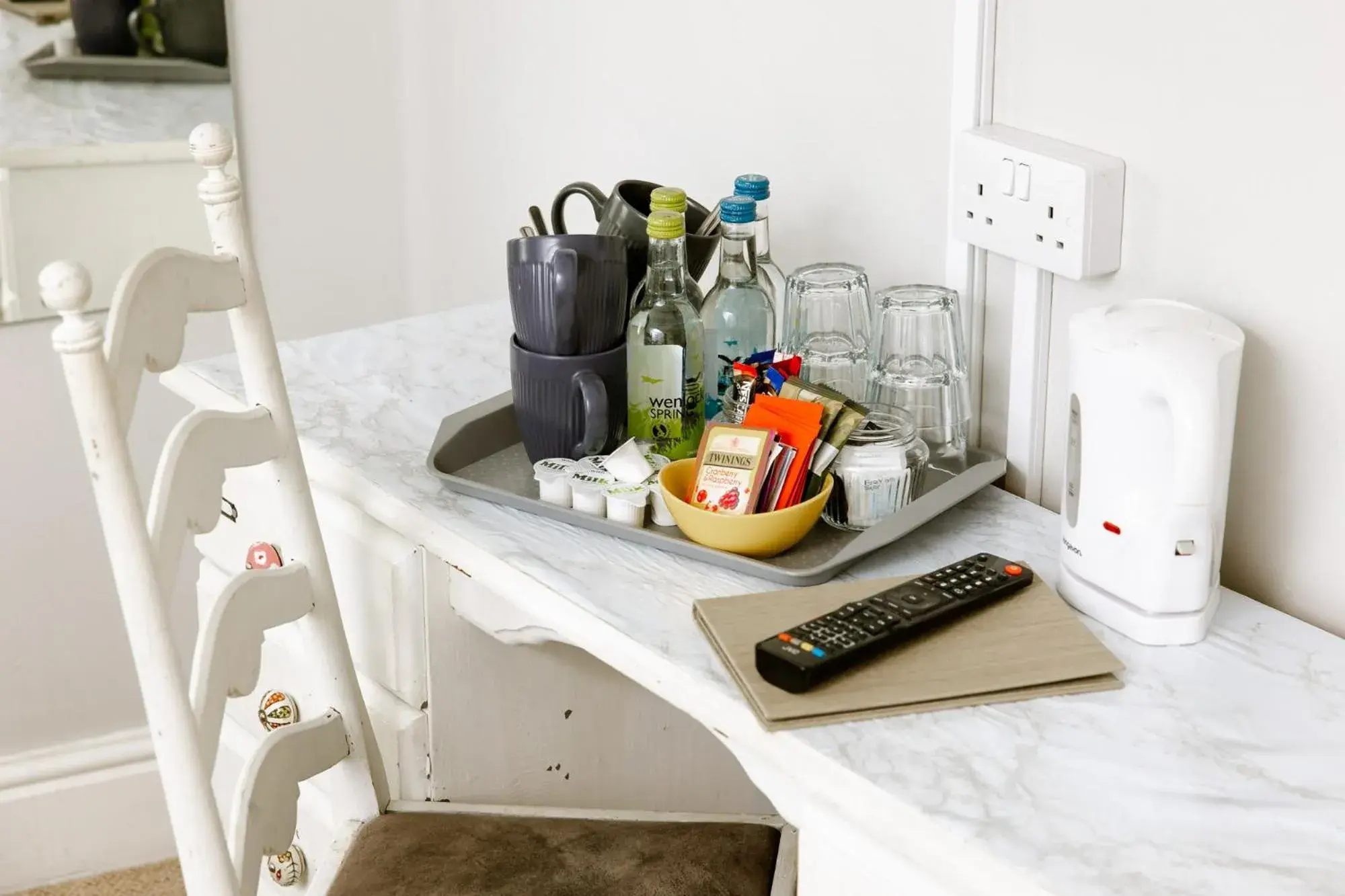 Twin Room with Shower in The Sun Inn At Hook Norton Twin Room with Shower in The Sun Inn At Hook Norton