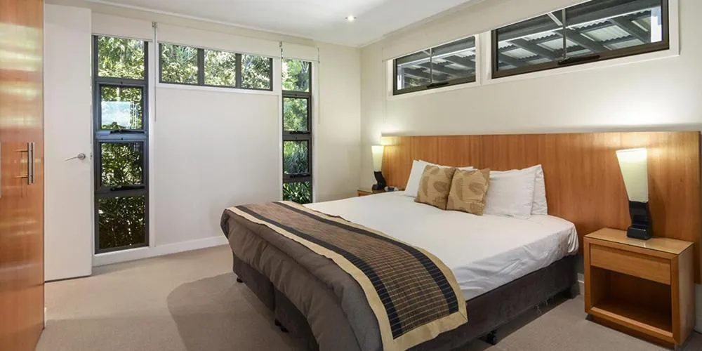 Bed in O'Reilly's Rainforest Retreat