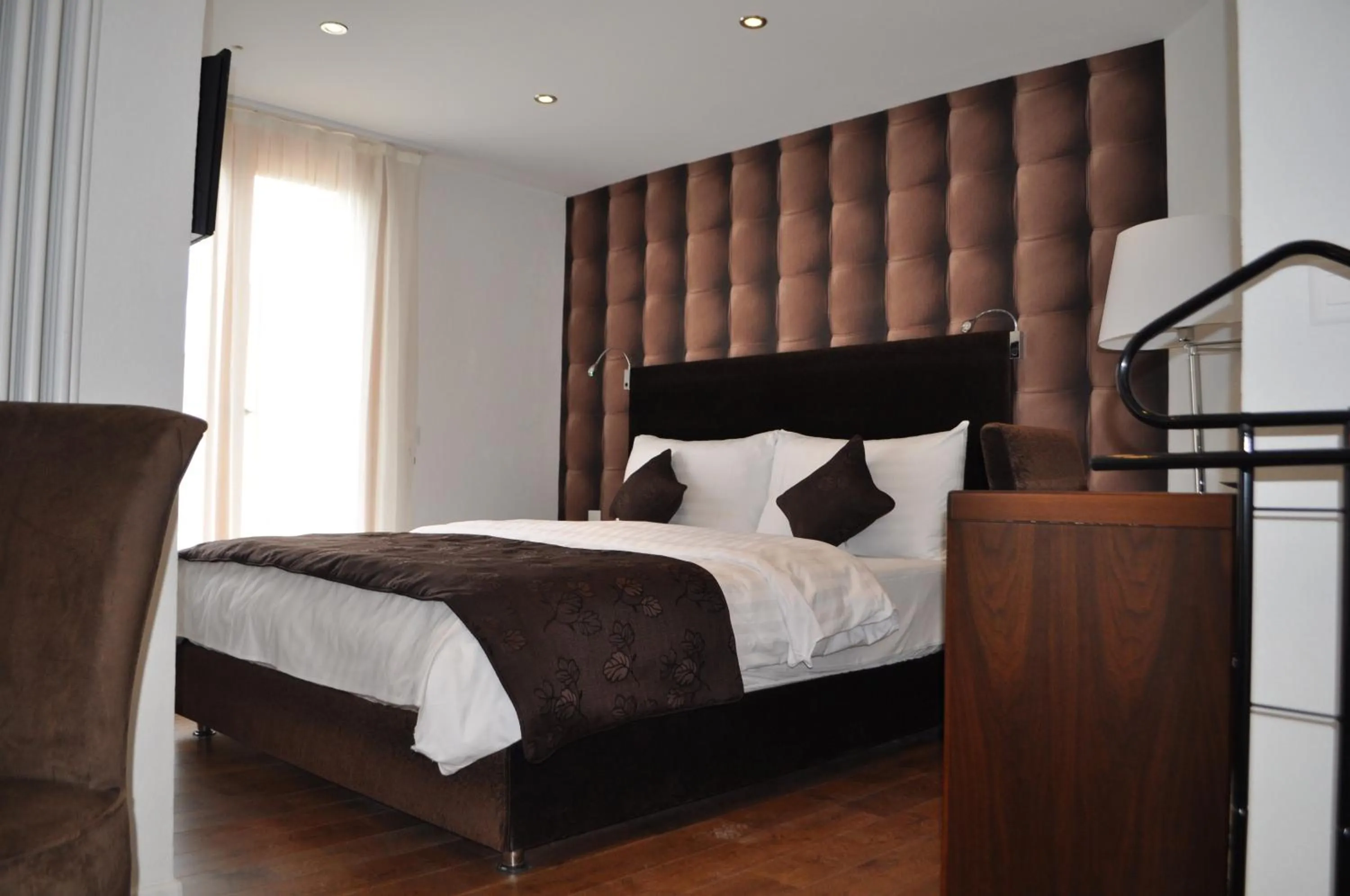 Photo of the whole room, Bed in Hotel de Savoie