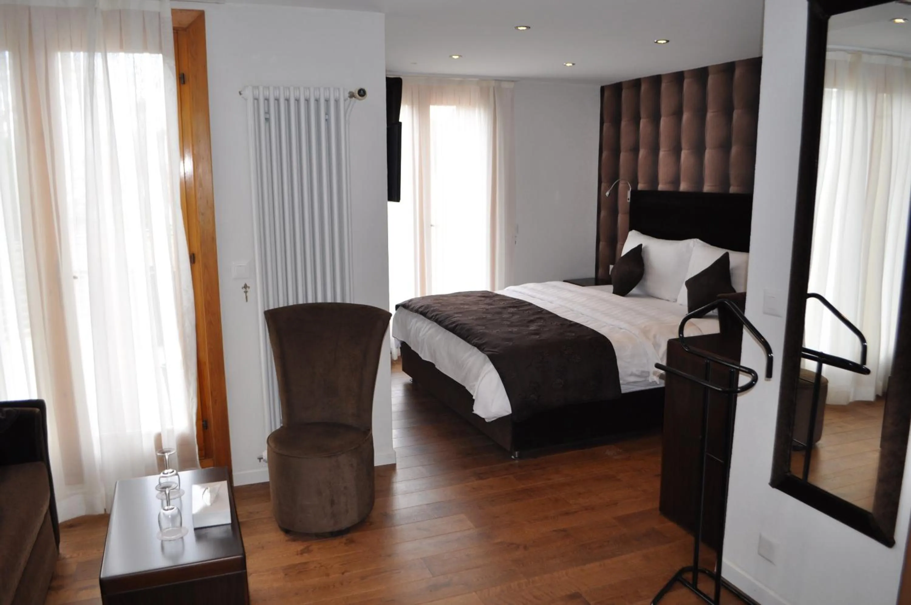 Photo of the whole room, Bed in Hotel de Savoie