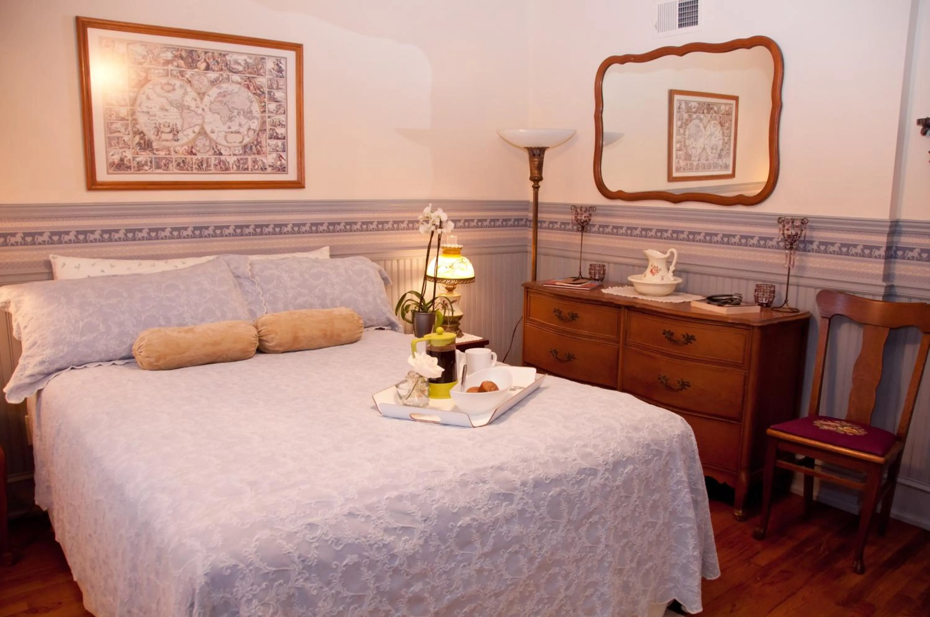 Photo of the whole room, Bed in Main Street Inn