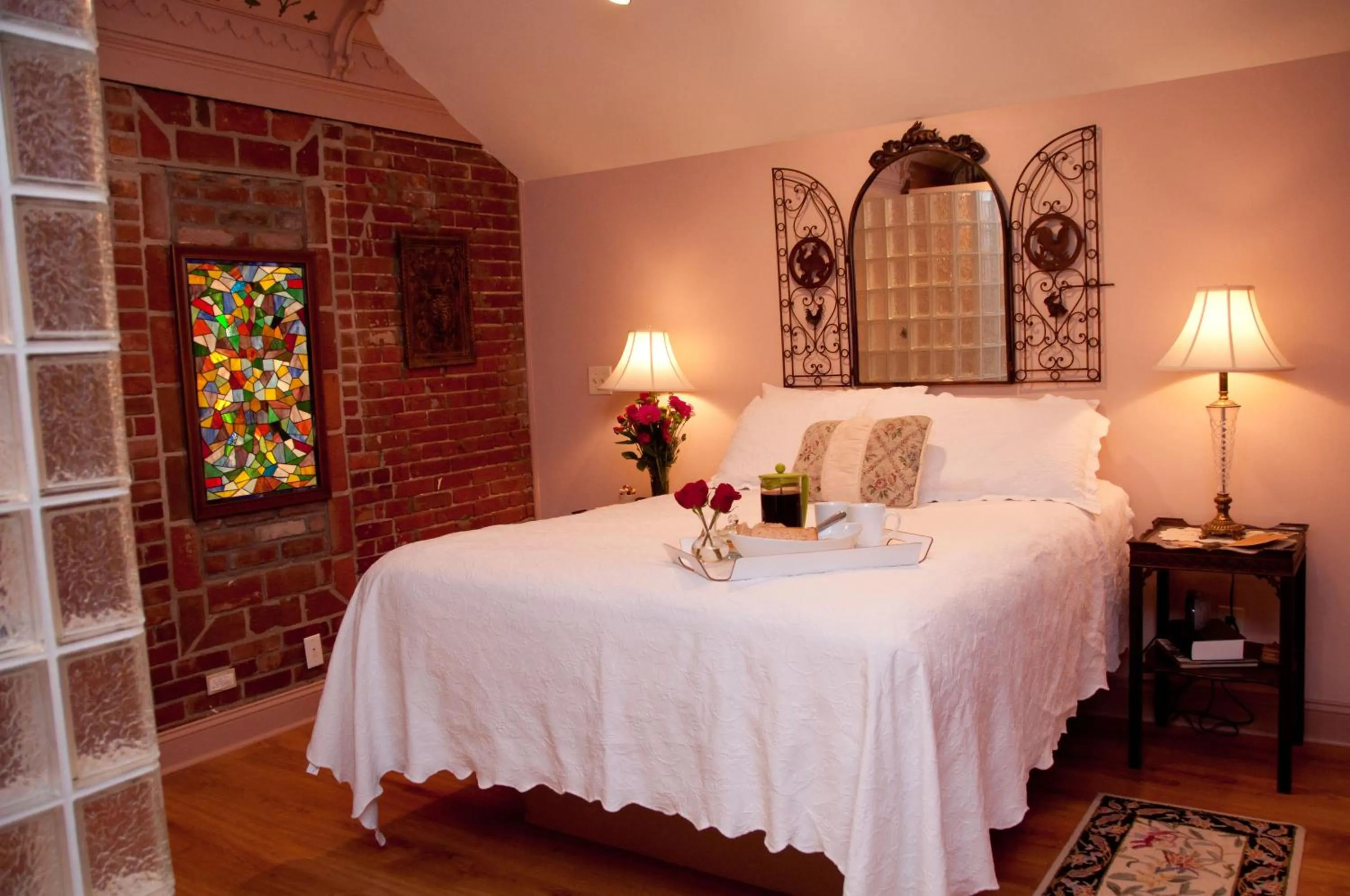 Photo of the whole room, Bed in Main Street Inn