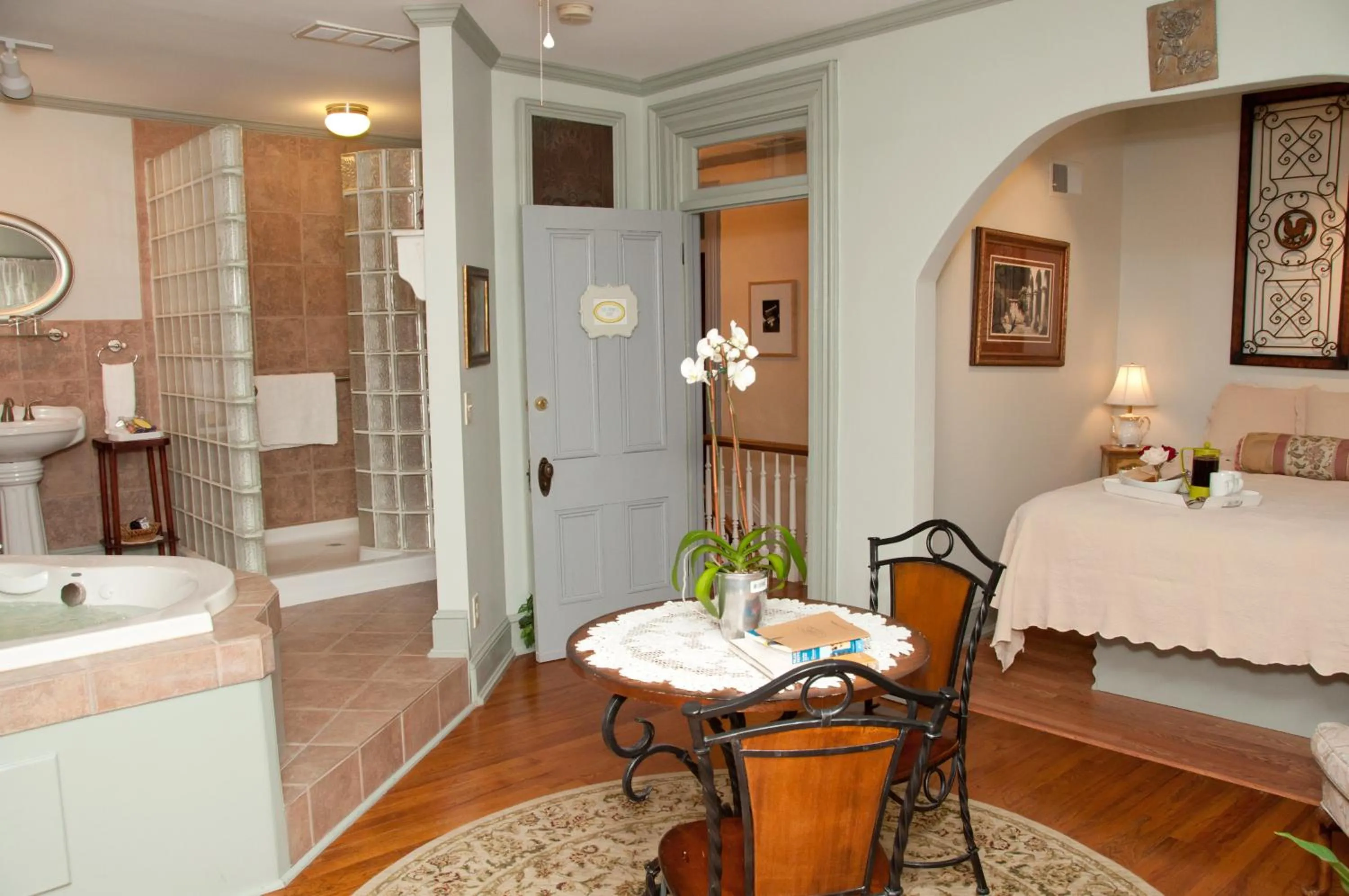 Photo of the whole room in Main Street Inn