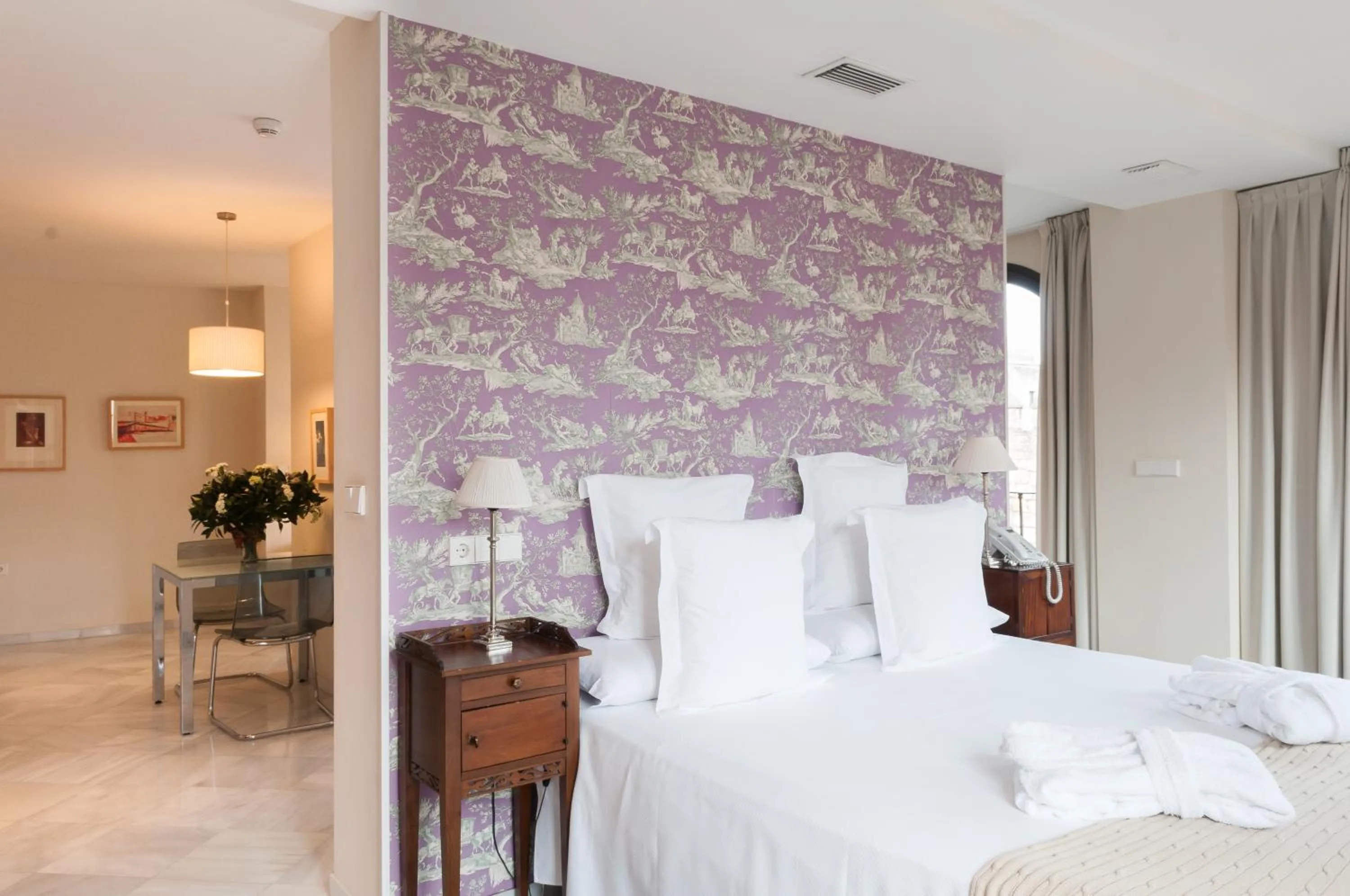 Bed in Suites Murillo Alcázar