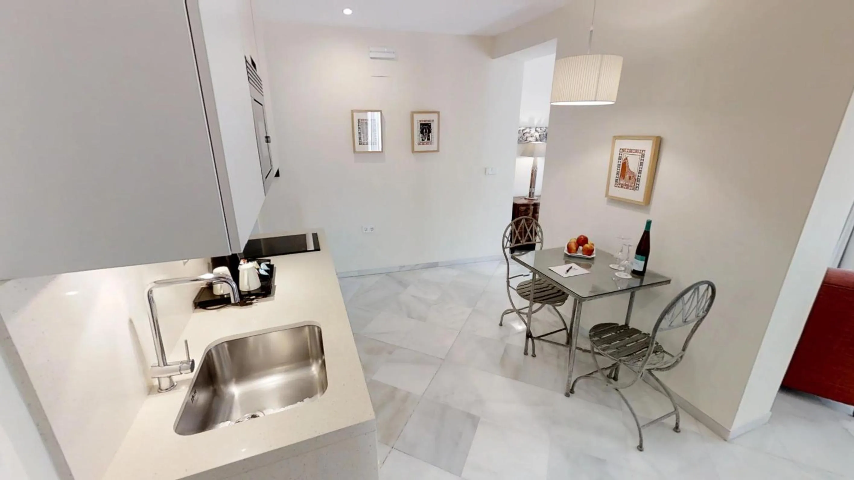 Coffee/tea facilities in Suites Murillo Alcázar