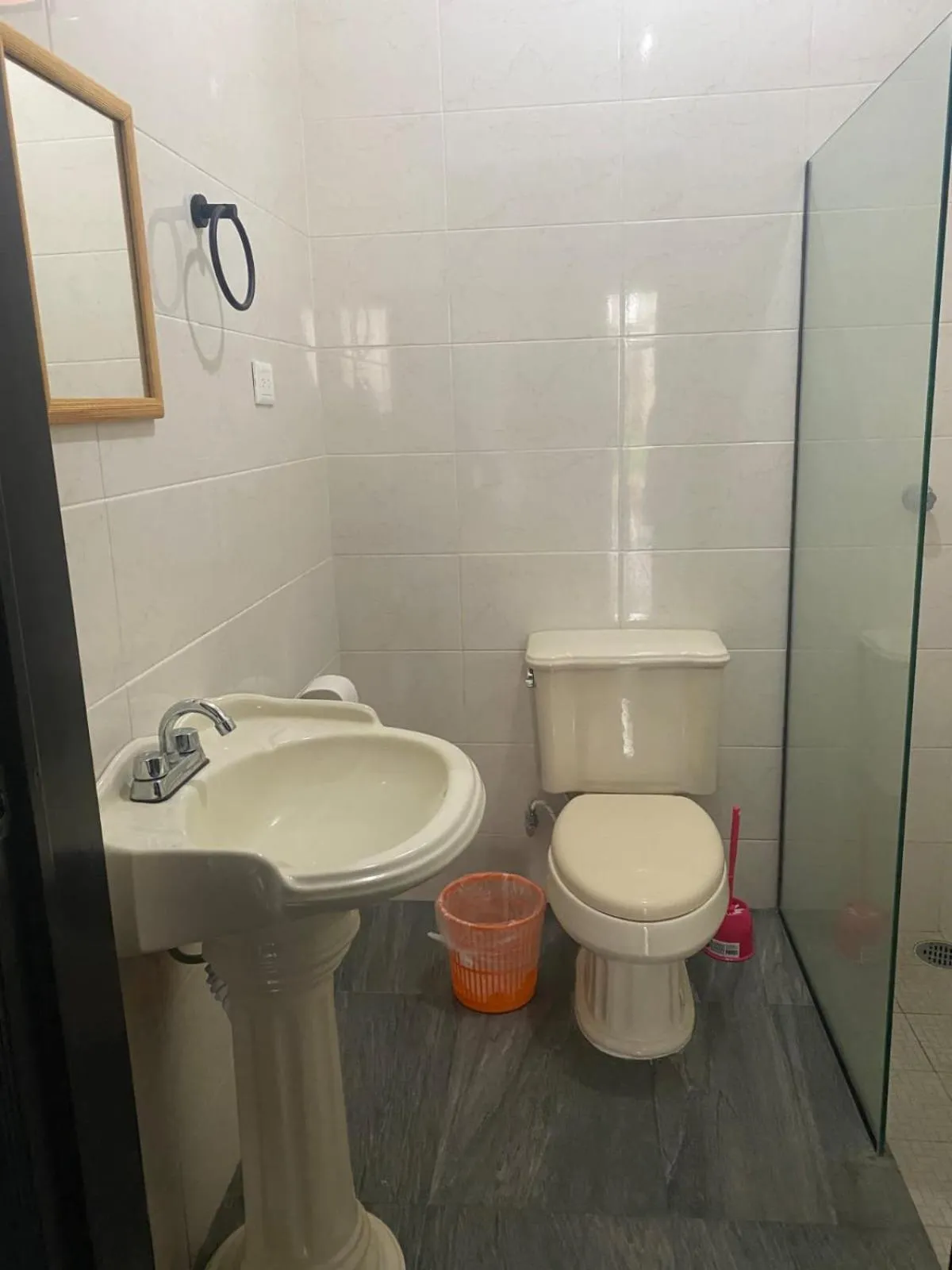 Shower in Hostal 230