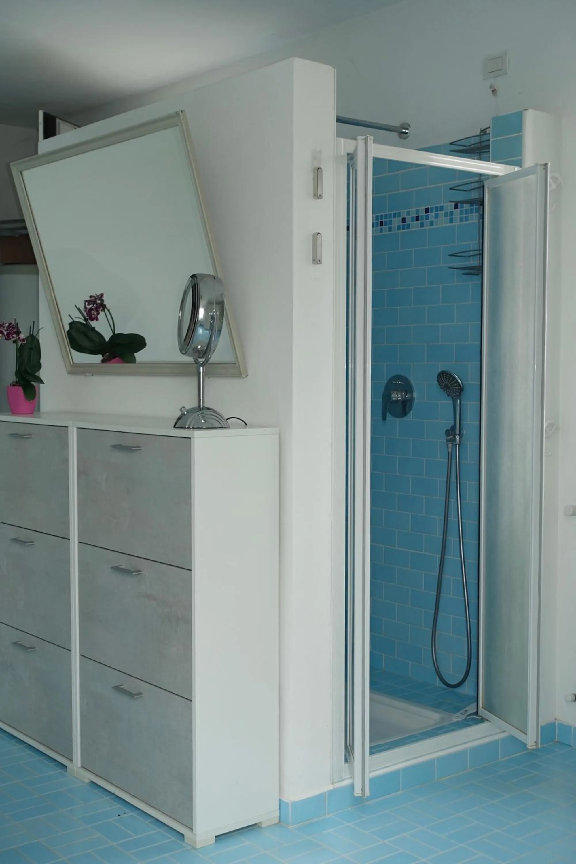 Shower in Pool & Garden Villa Lelia