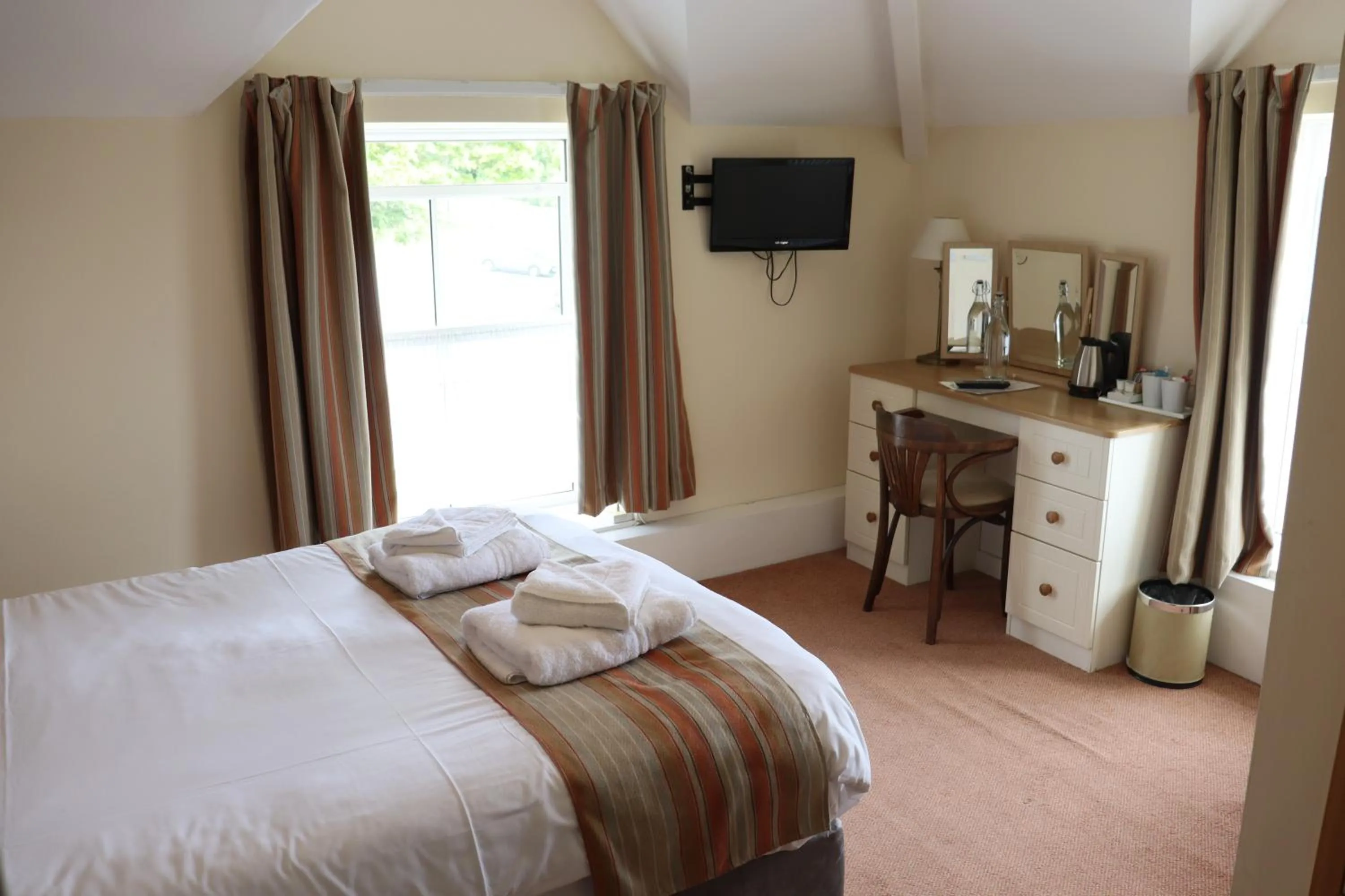 Bed in Lion Hotel & Studio Apartments