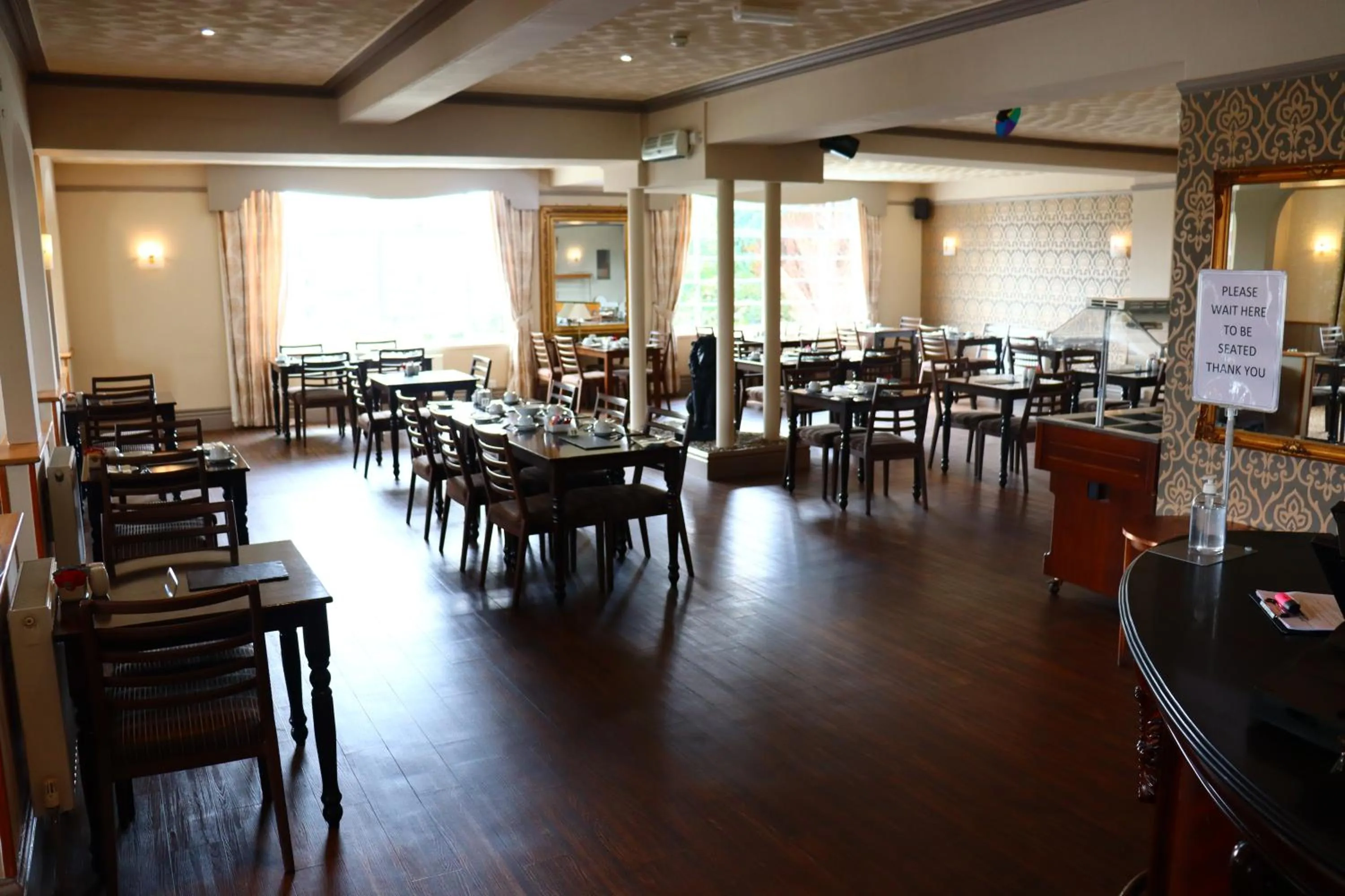 Restaurant/places to eat in Lion Hotel & Studio Apartments