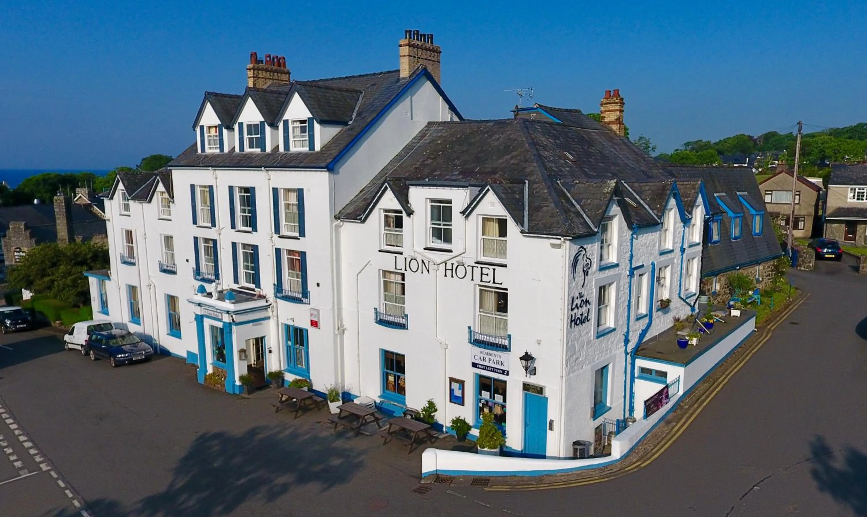 Lion Hotel & Studio Apartments