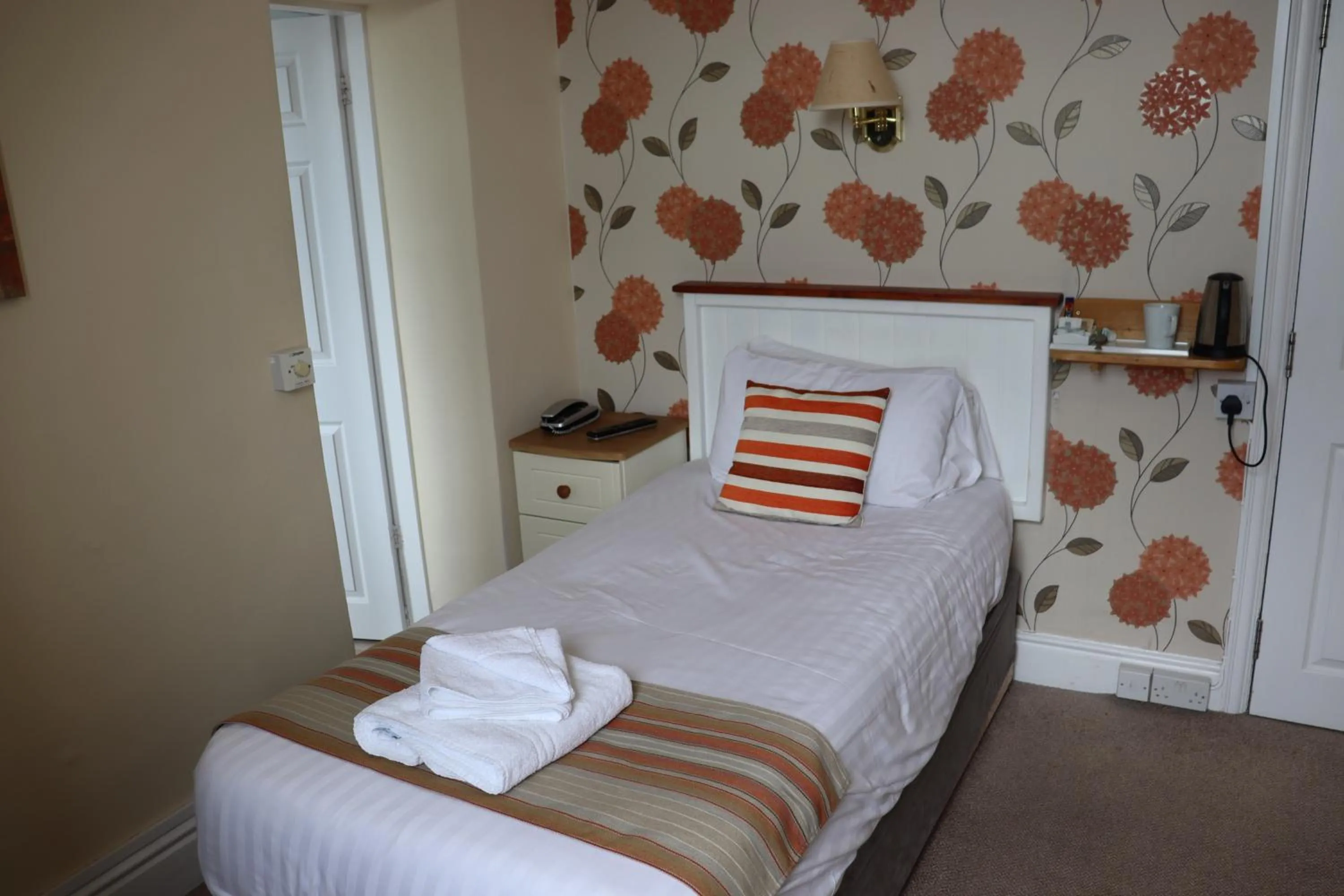 Bed in Lion Hotel & Studio Apartments