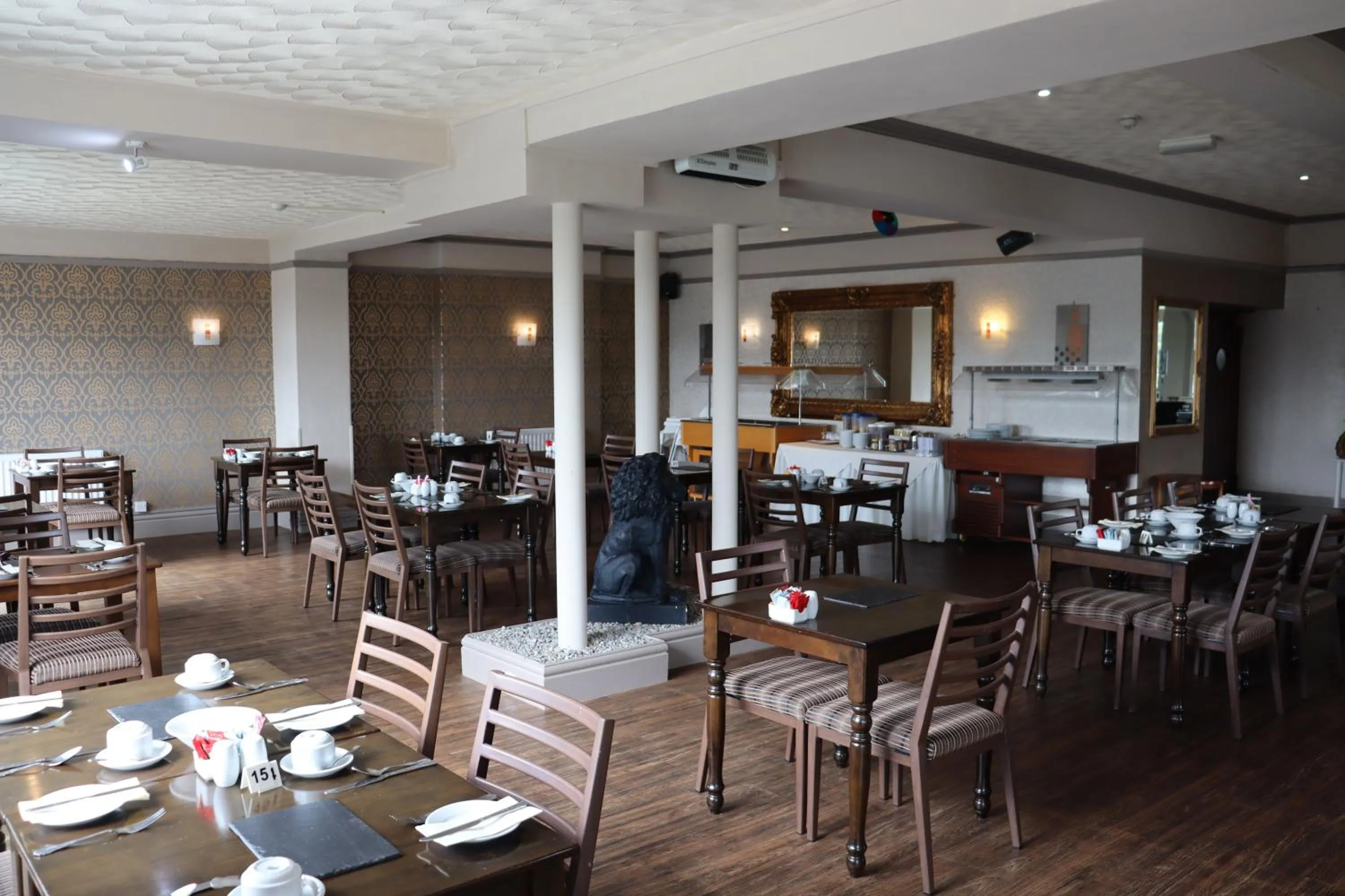 Restaurant/places to eat in Lion Hotel & Studio Apartments