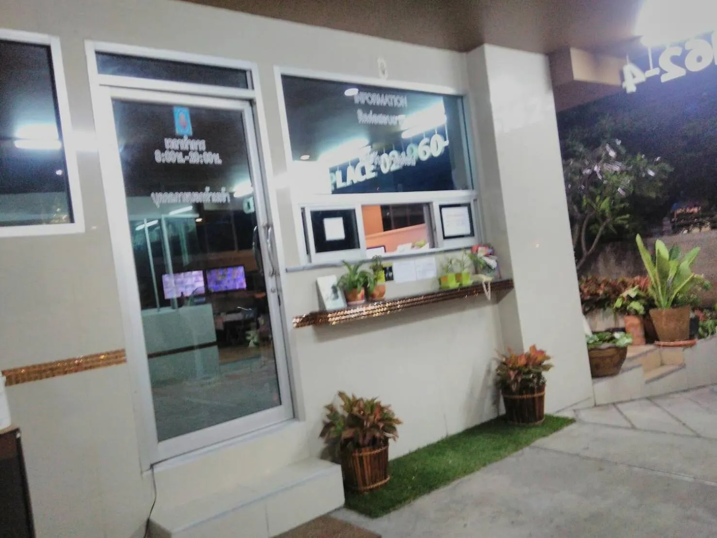 Facade/entrance in Crystal Place Parkkred