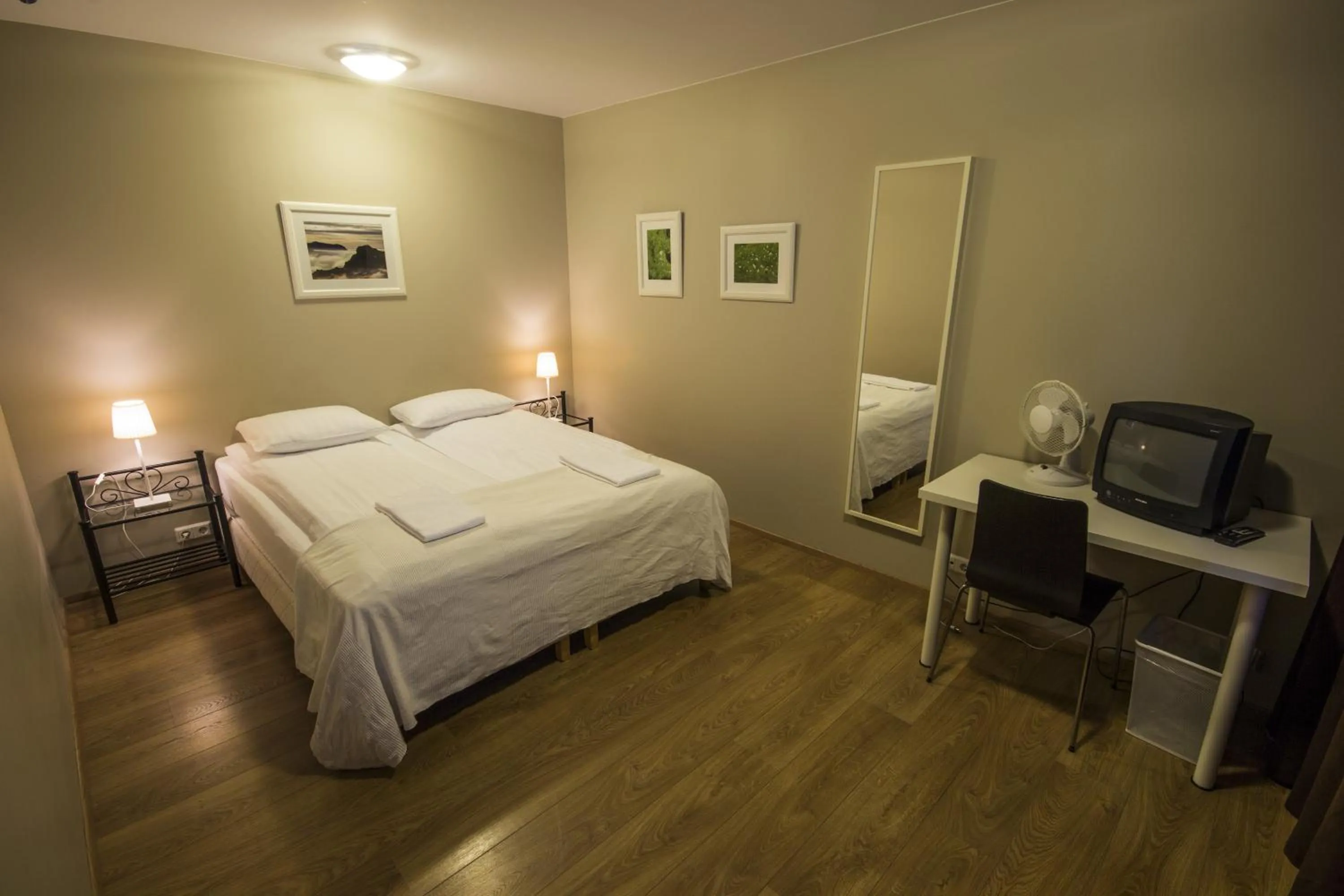 TV and multimedia, Bed in Lyngás Guesthouse