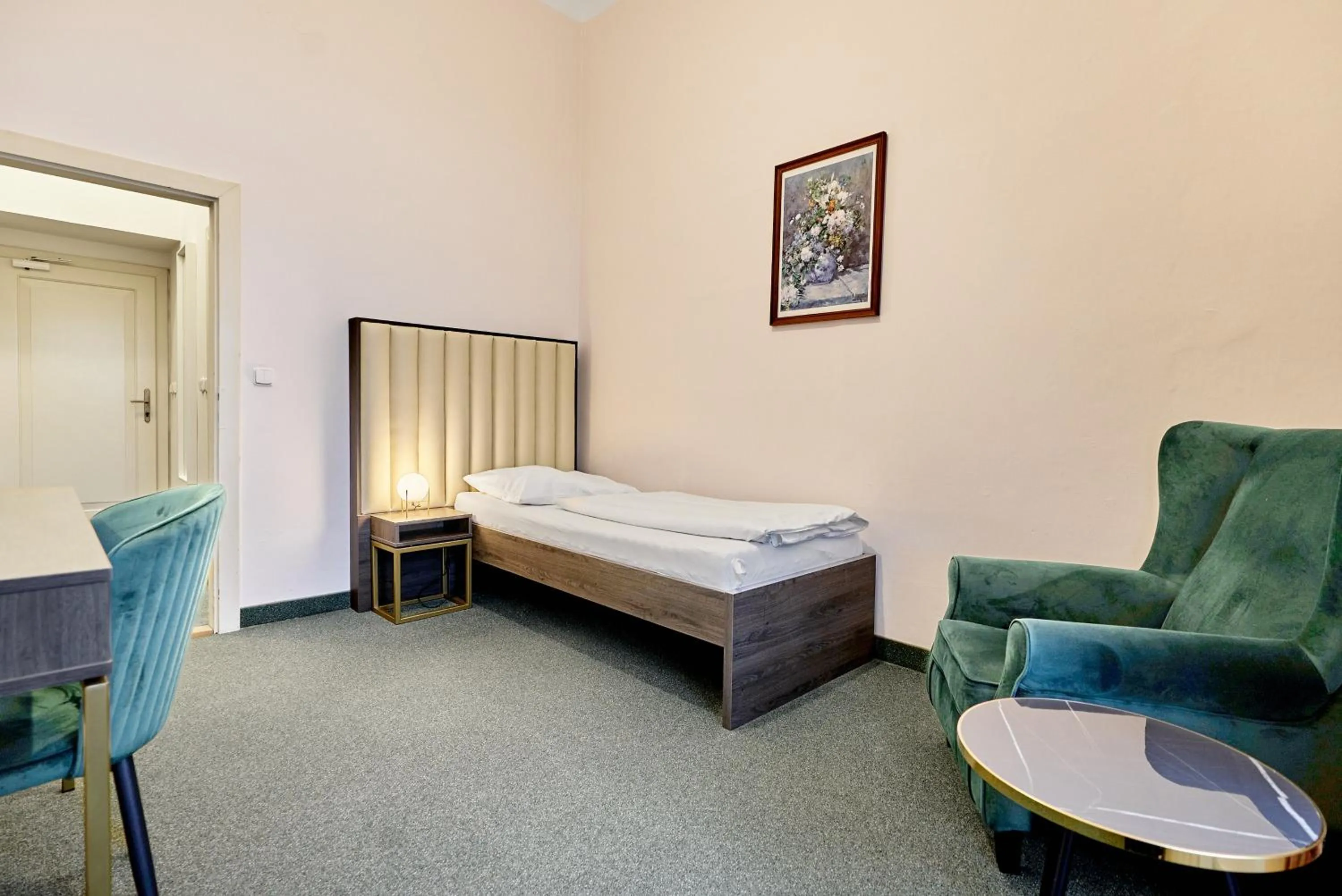 Property building, Bed in Hotel Maxim