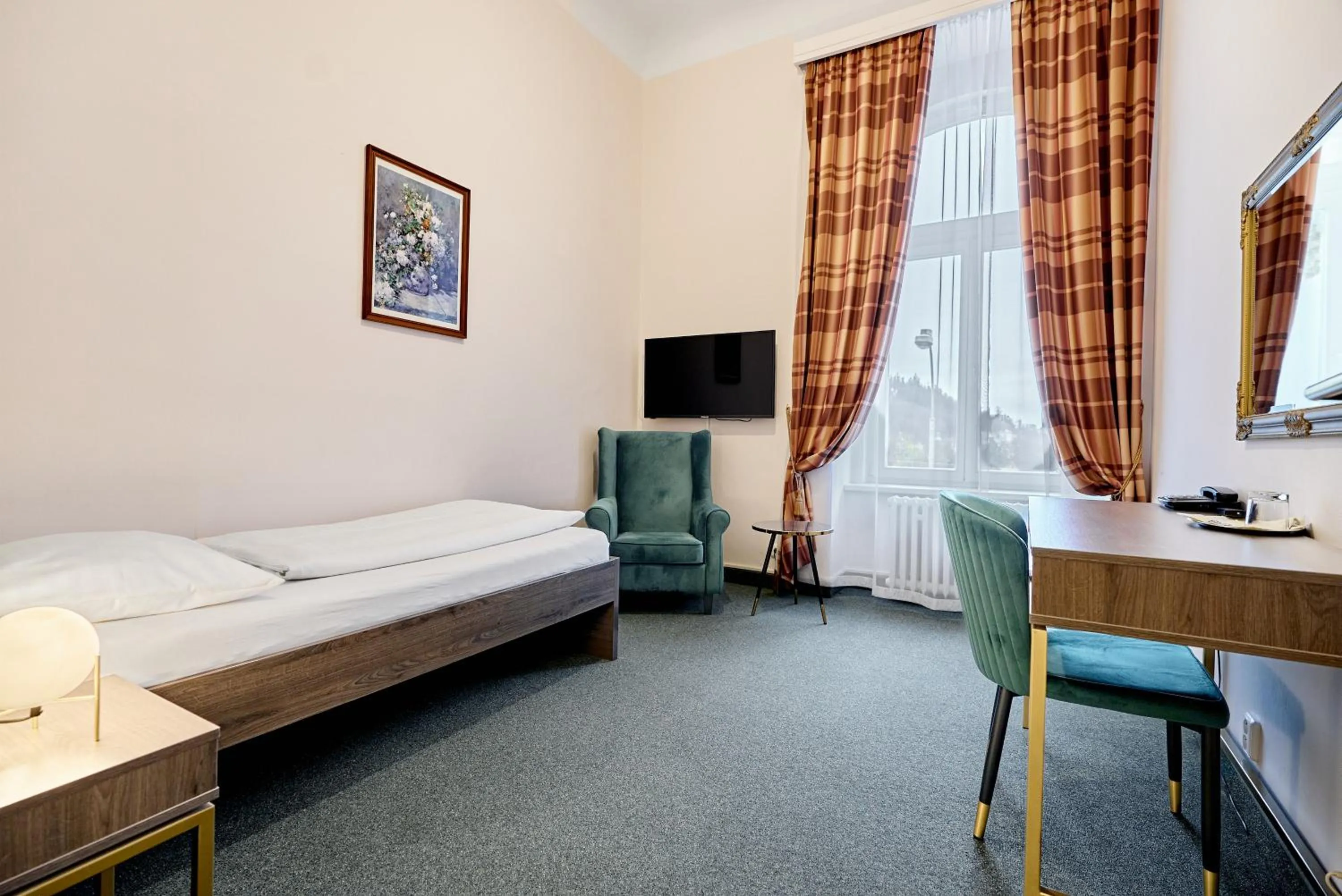 Photo of the whole room, Bed in Hotel Maxim