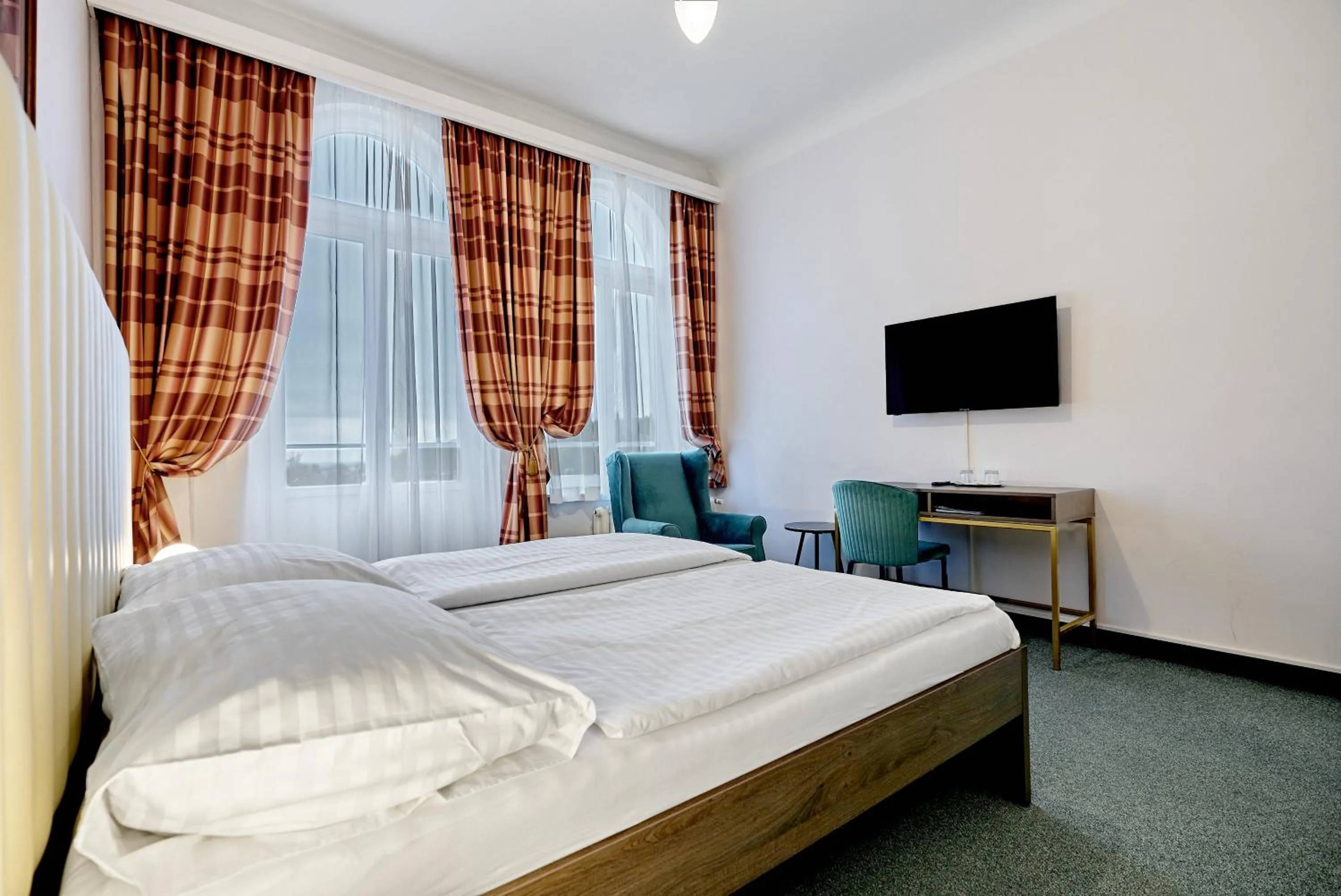 Property building, Bed in Hotel Maxim