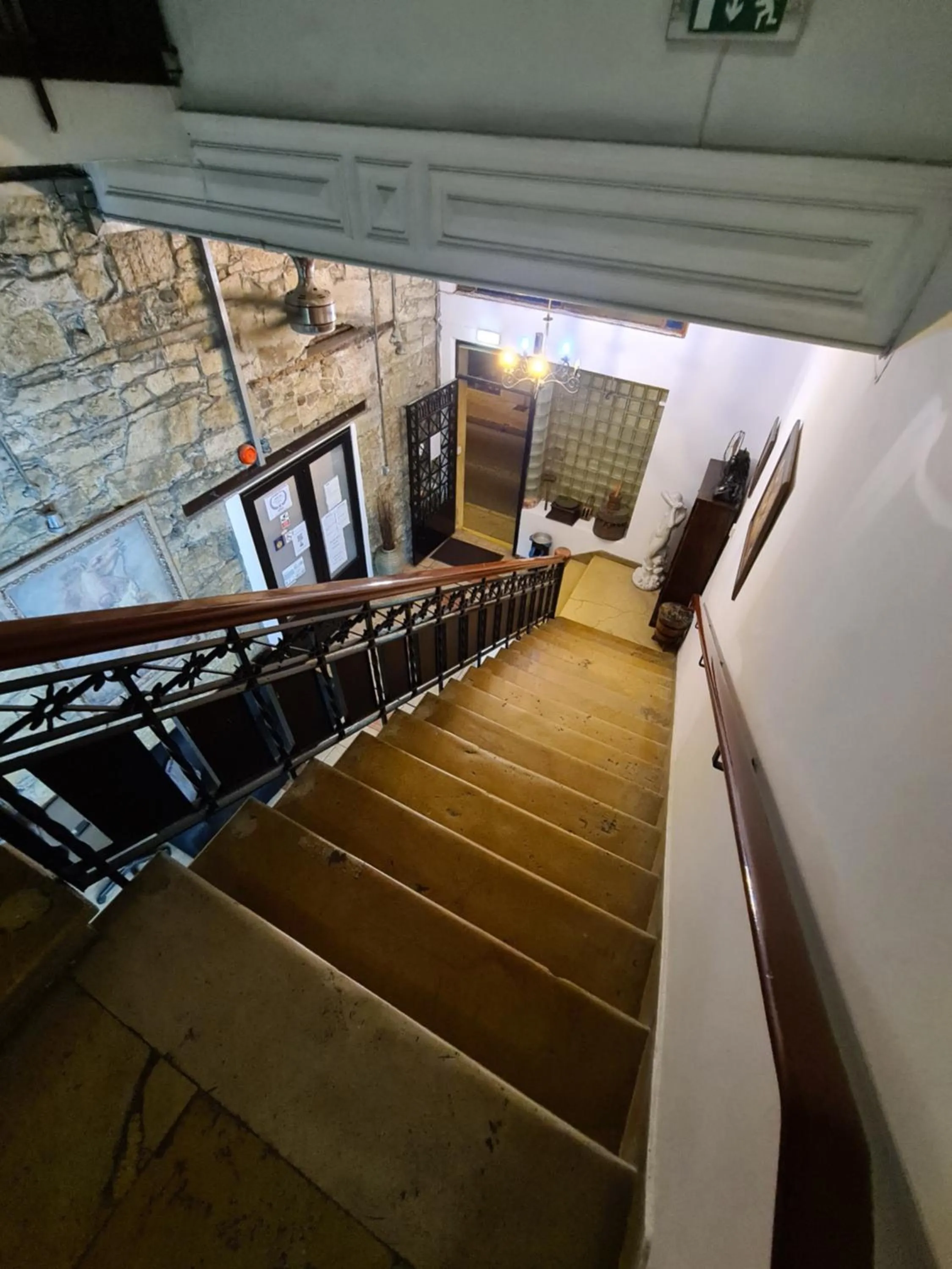 Area and facilities in Metropole Hotel