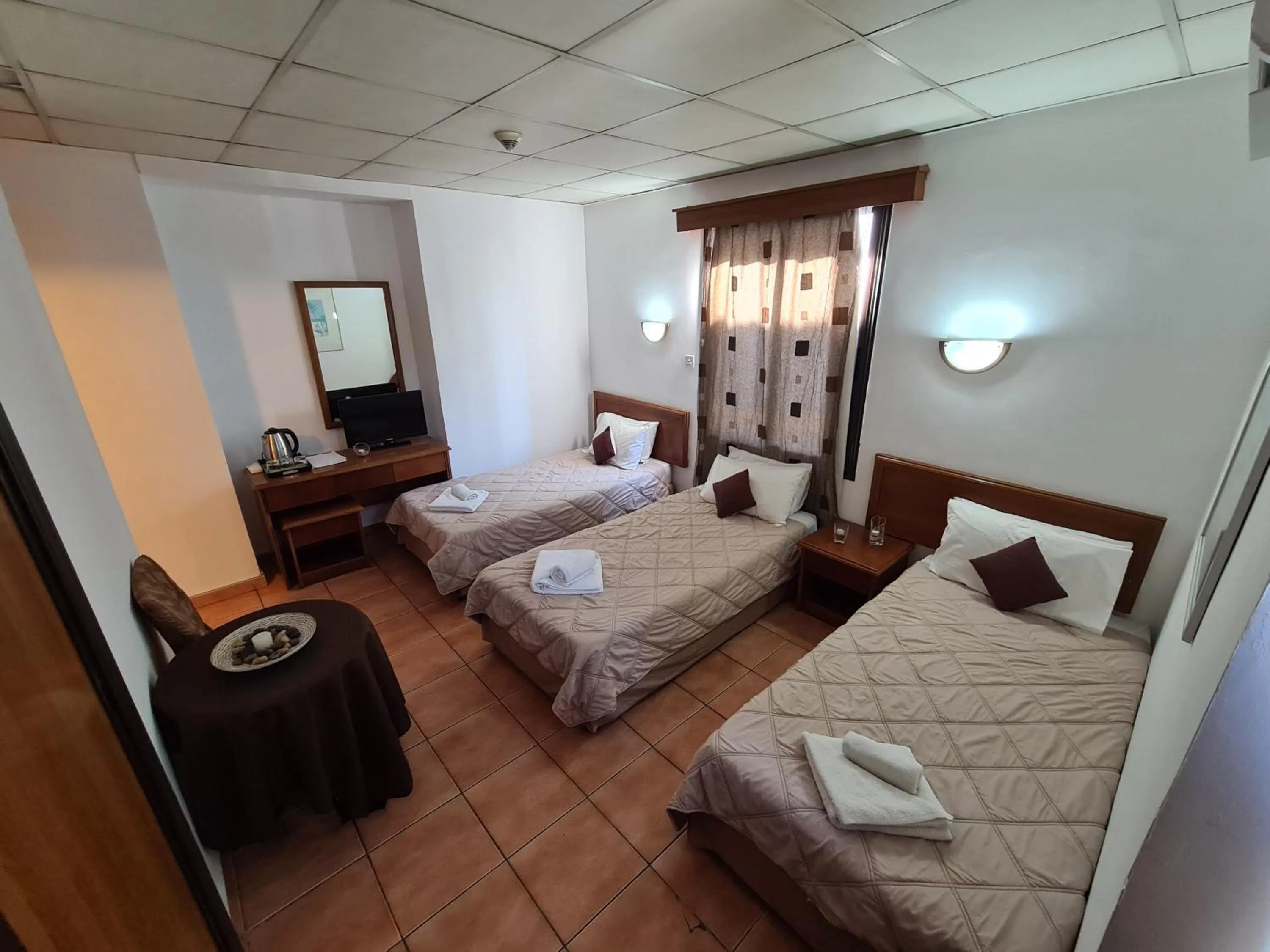 Bedroom, Bed in Metropole Hotel