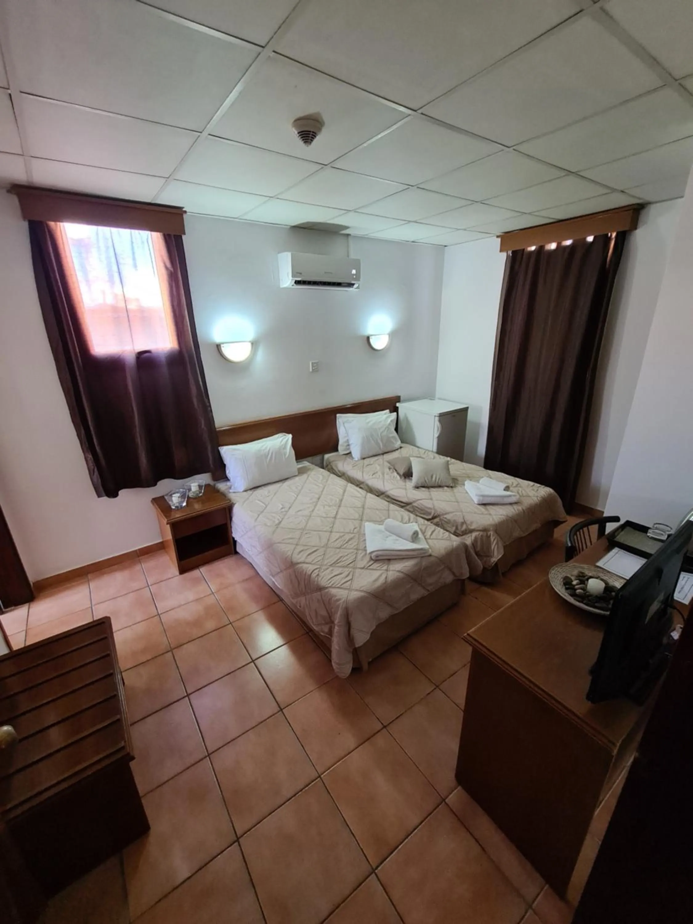 Bedroom, Bed in Metropole Hotel