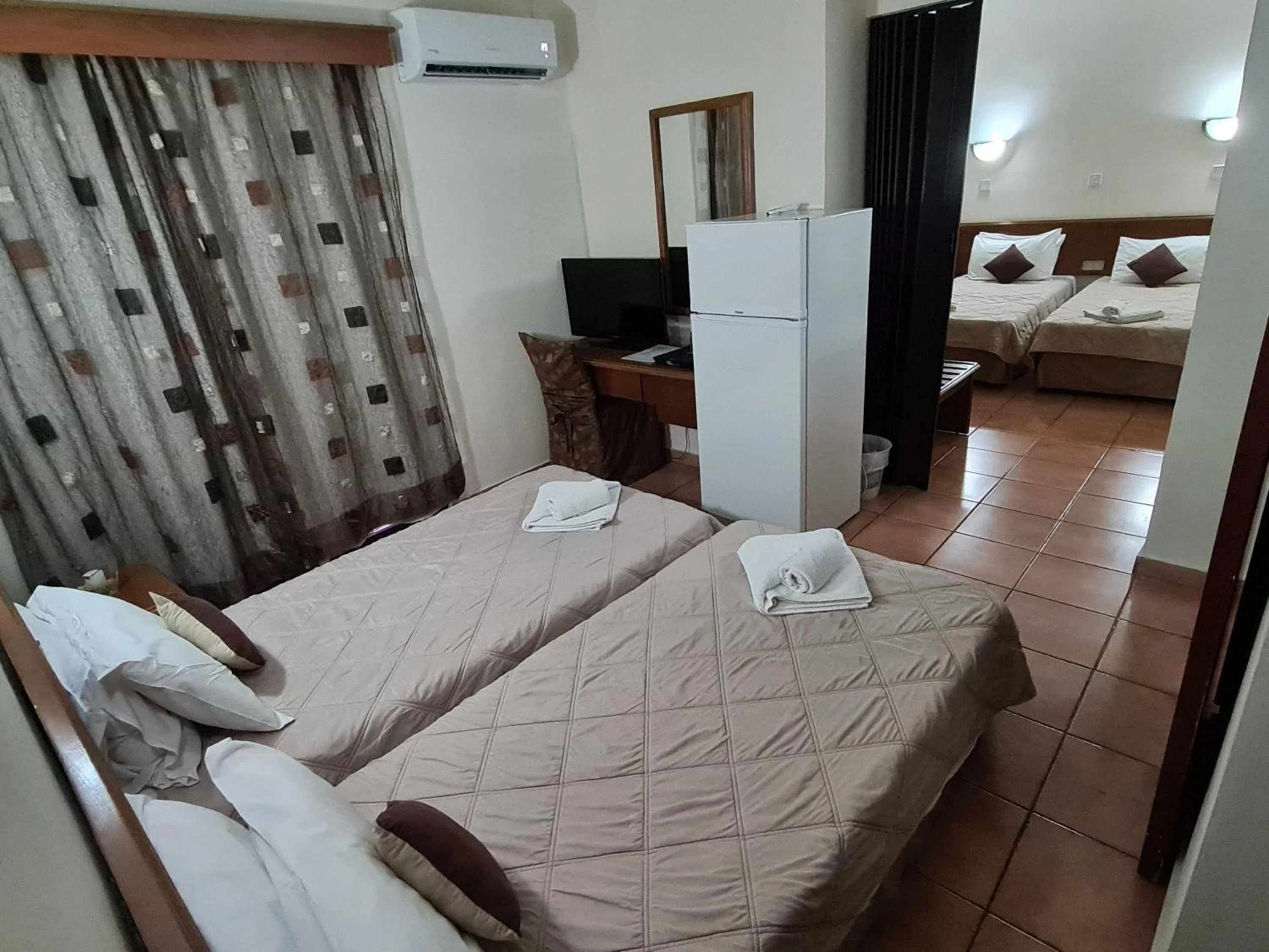 Bedroom, Bed in Metropole Hotel