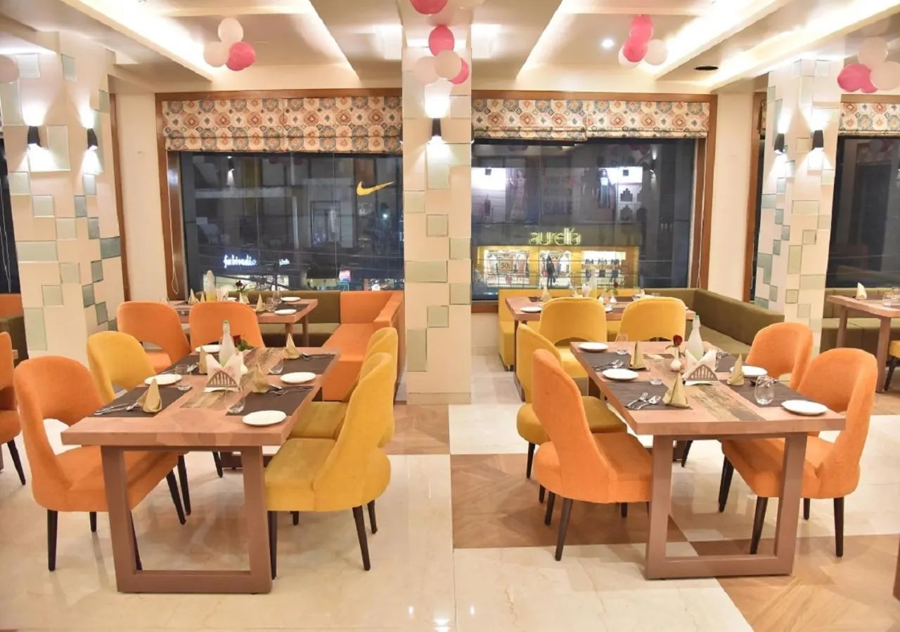 Restaurant/places to eat in Hotel Rk Grand