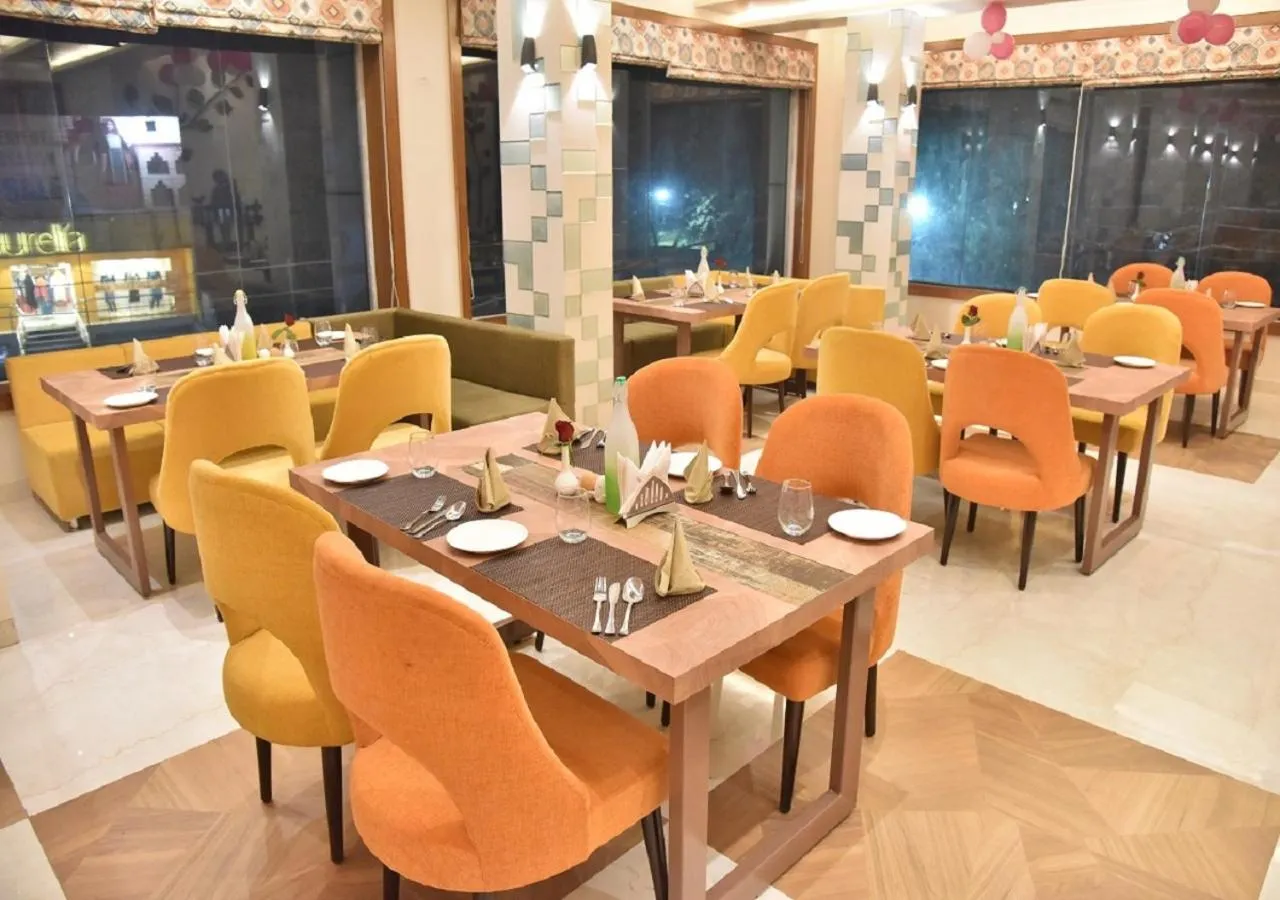 Restaurant/places to eat in Hotel Rk Grand