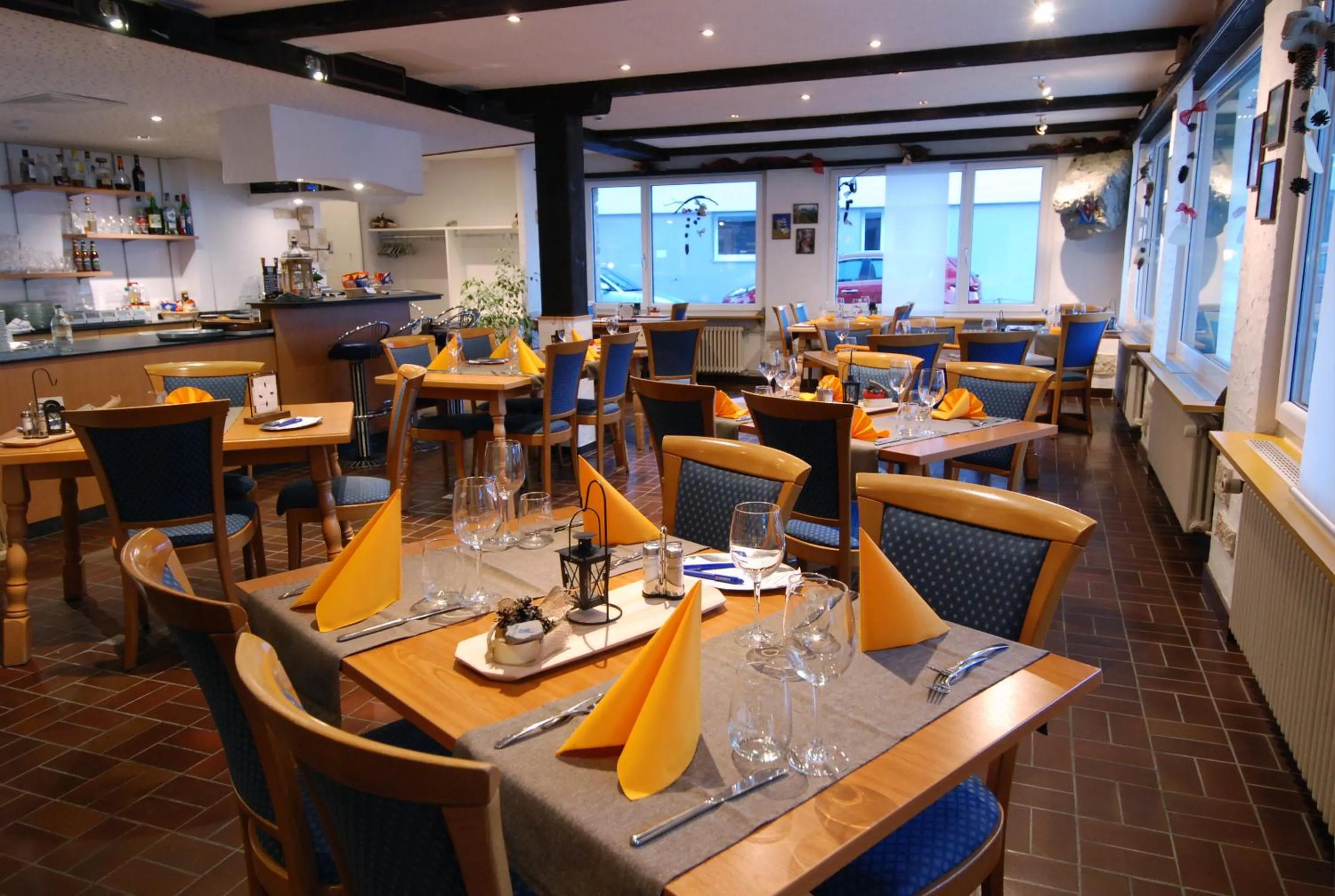 Restaurant/places to eat in Hotel Crystal