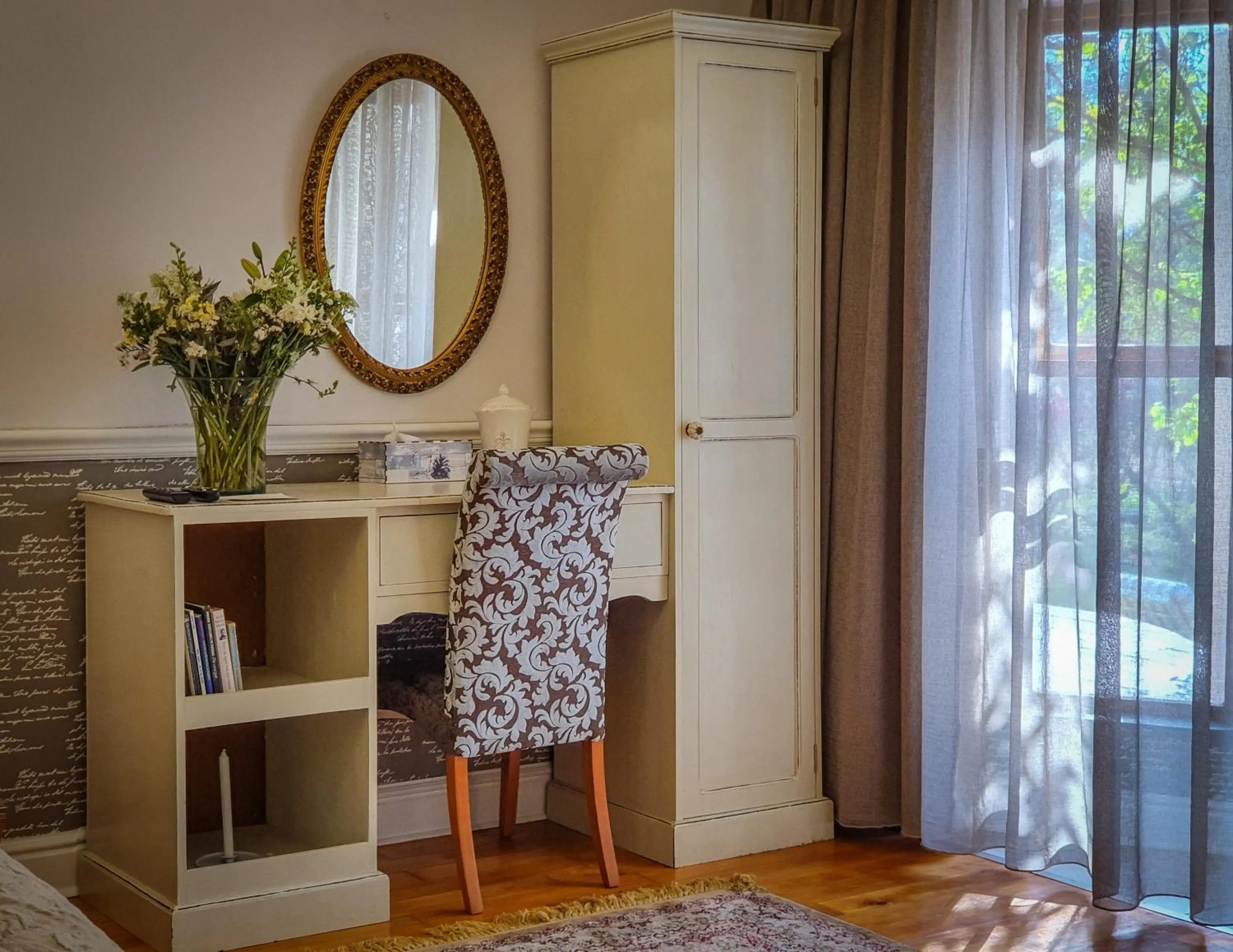 wardrobe in Berluda Farmhouse and Cottages