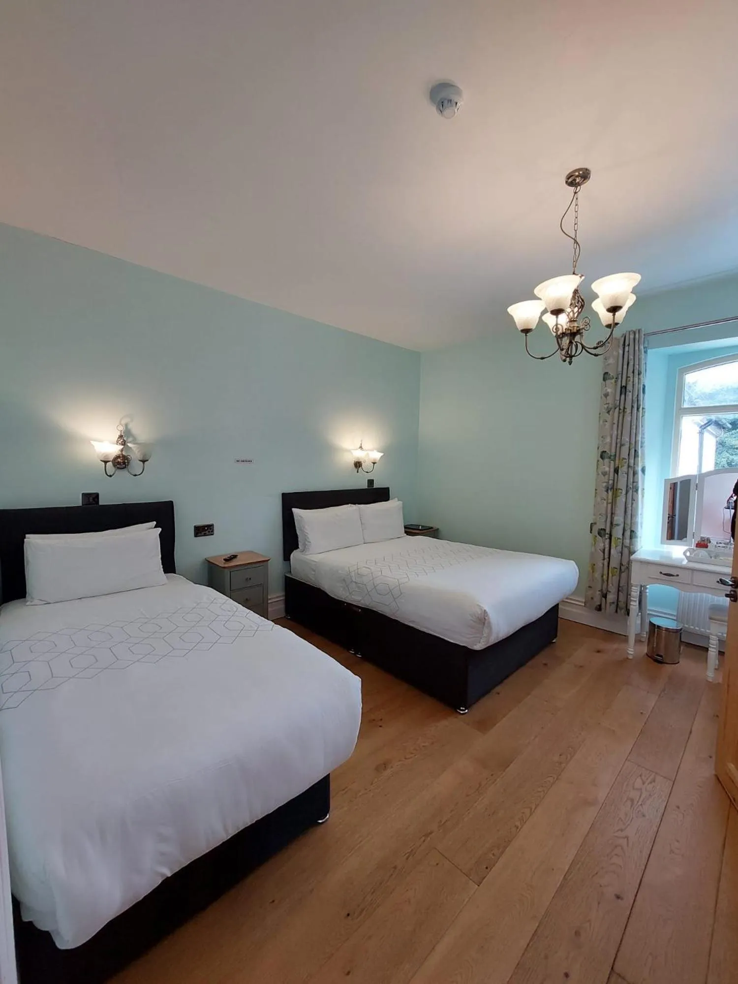 Bed in Shandon Bells Guest House