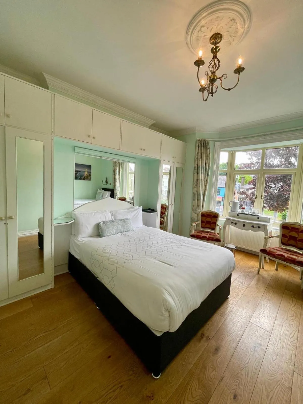 Bed in Shandon Bells Guest House