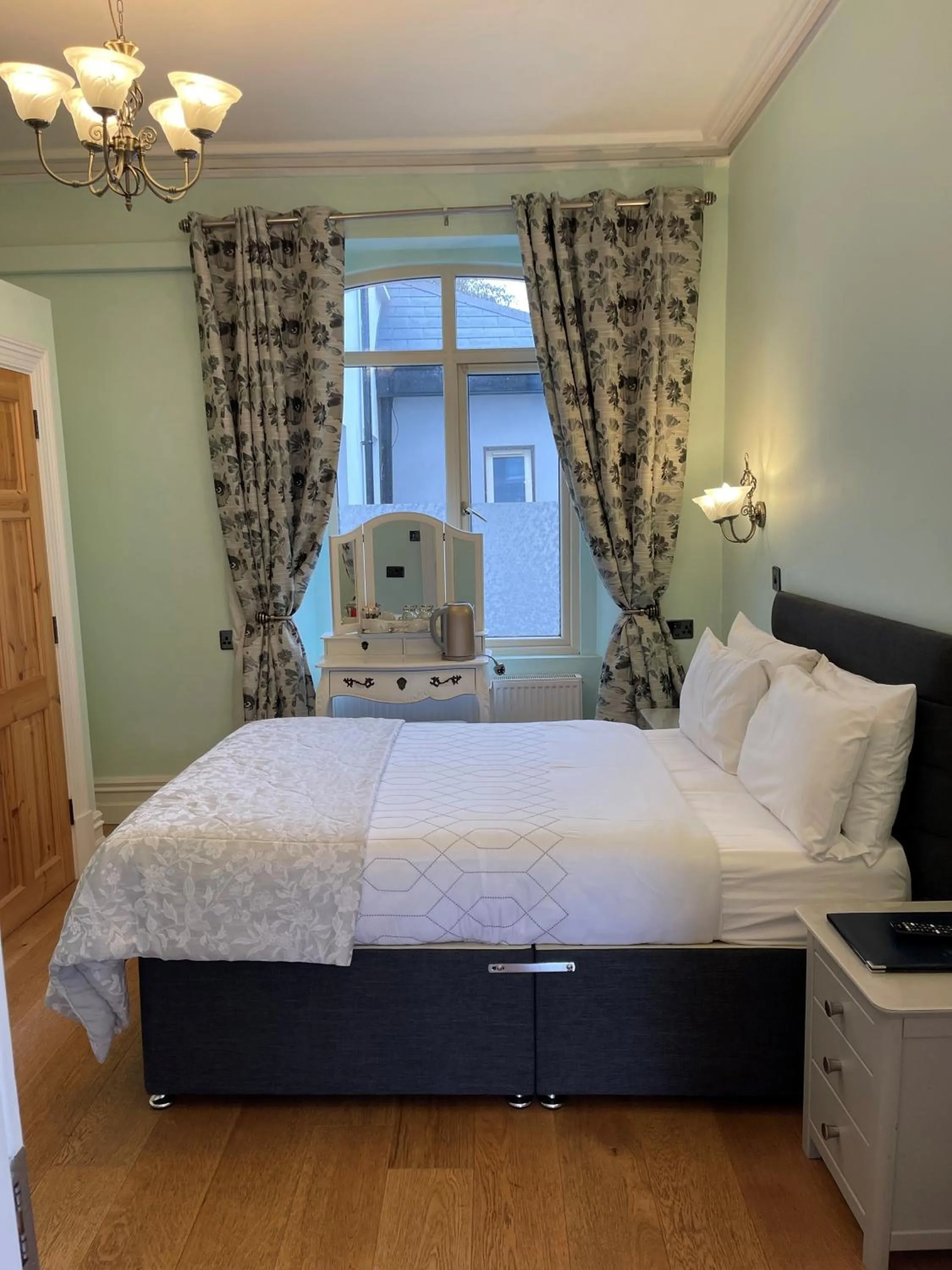 Bed in Shandon Bells Guest House