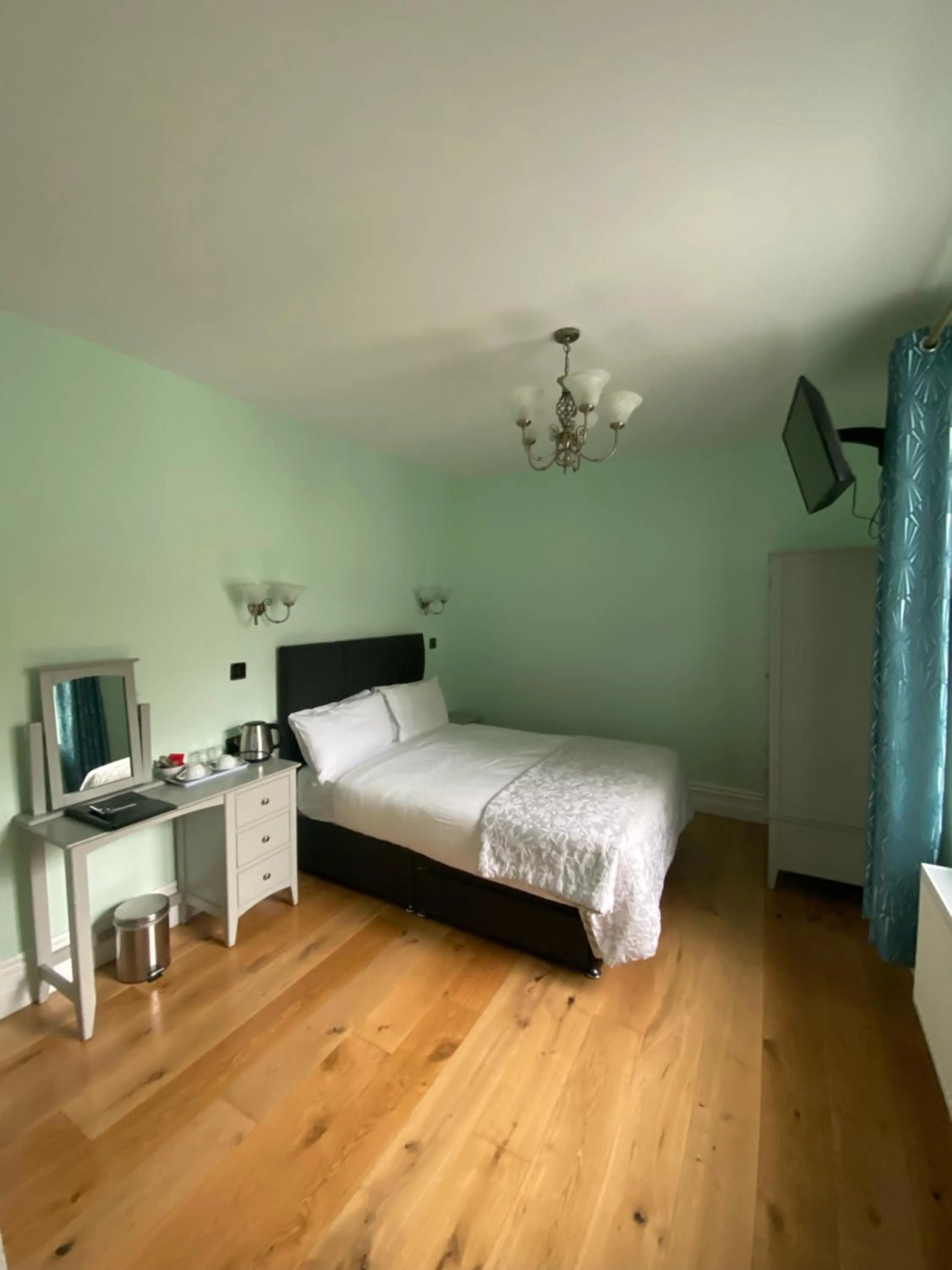 Bedroom, Bed in Shandon Bells Guest House