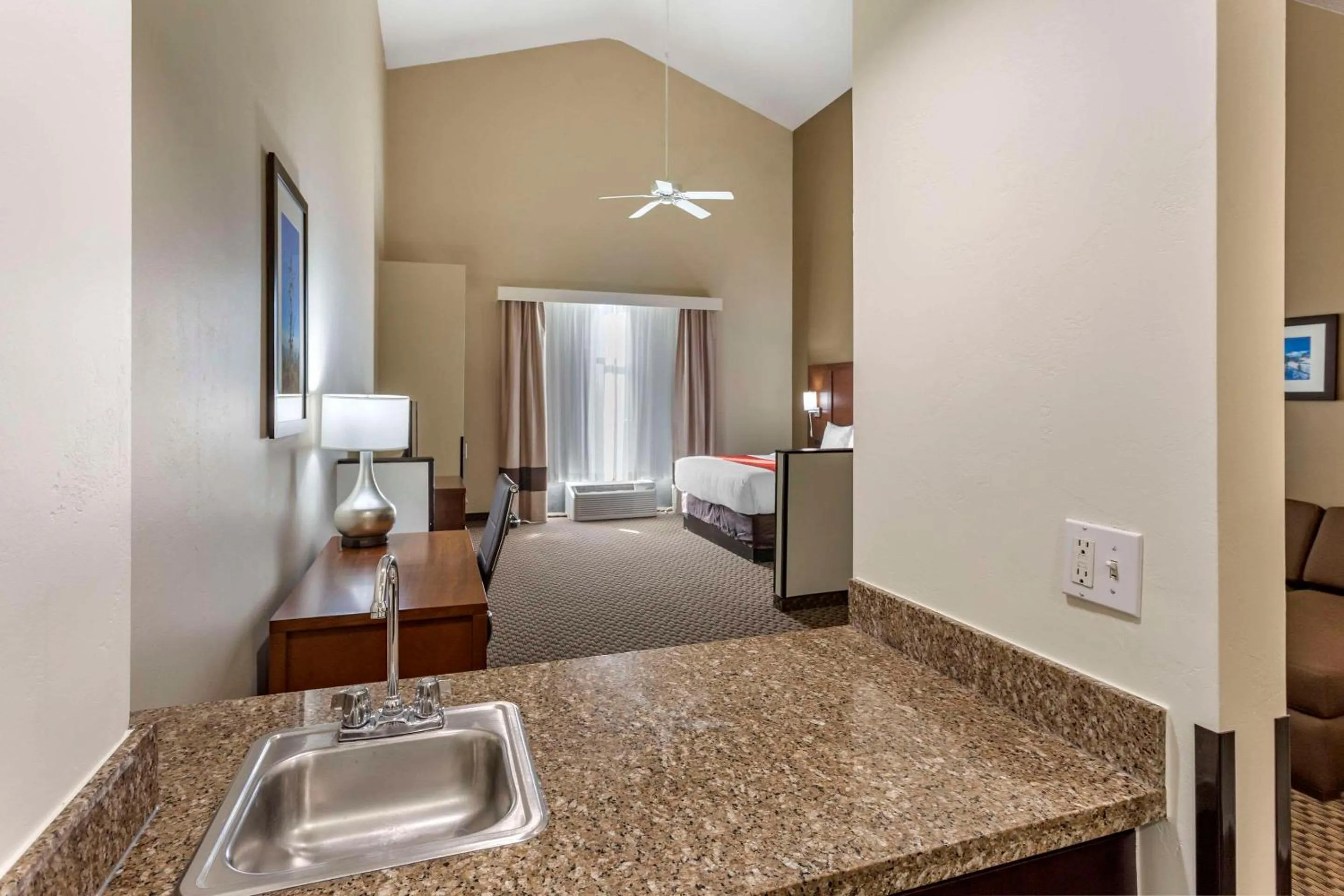 Bedroom, Bed in Comfort Suites Ogden Conference Center