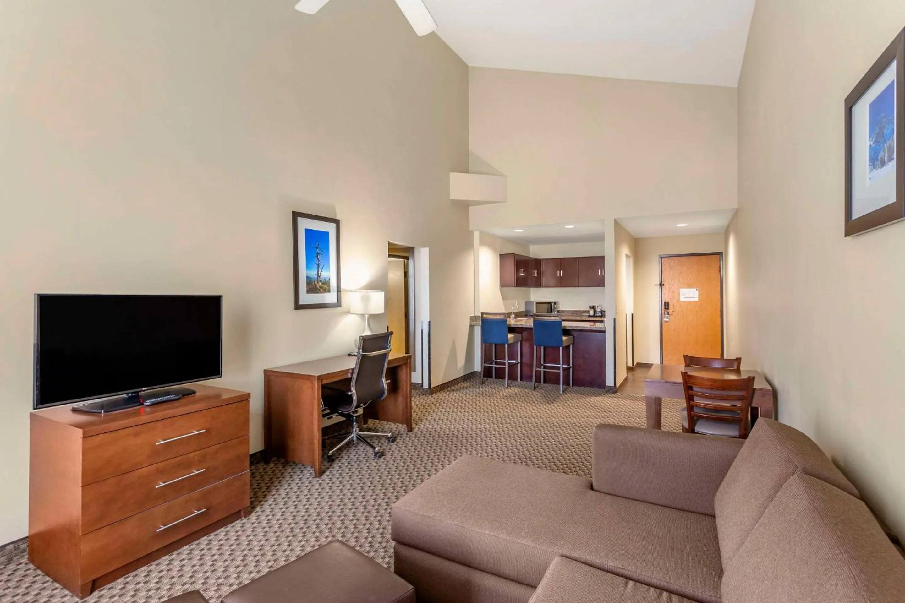 Bedroom in Comfort Suites Ogden Conference Center