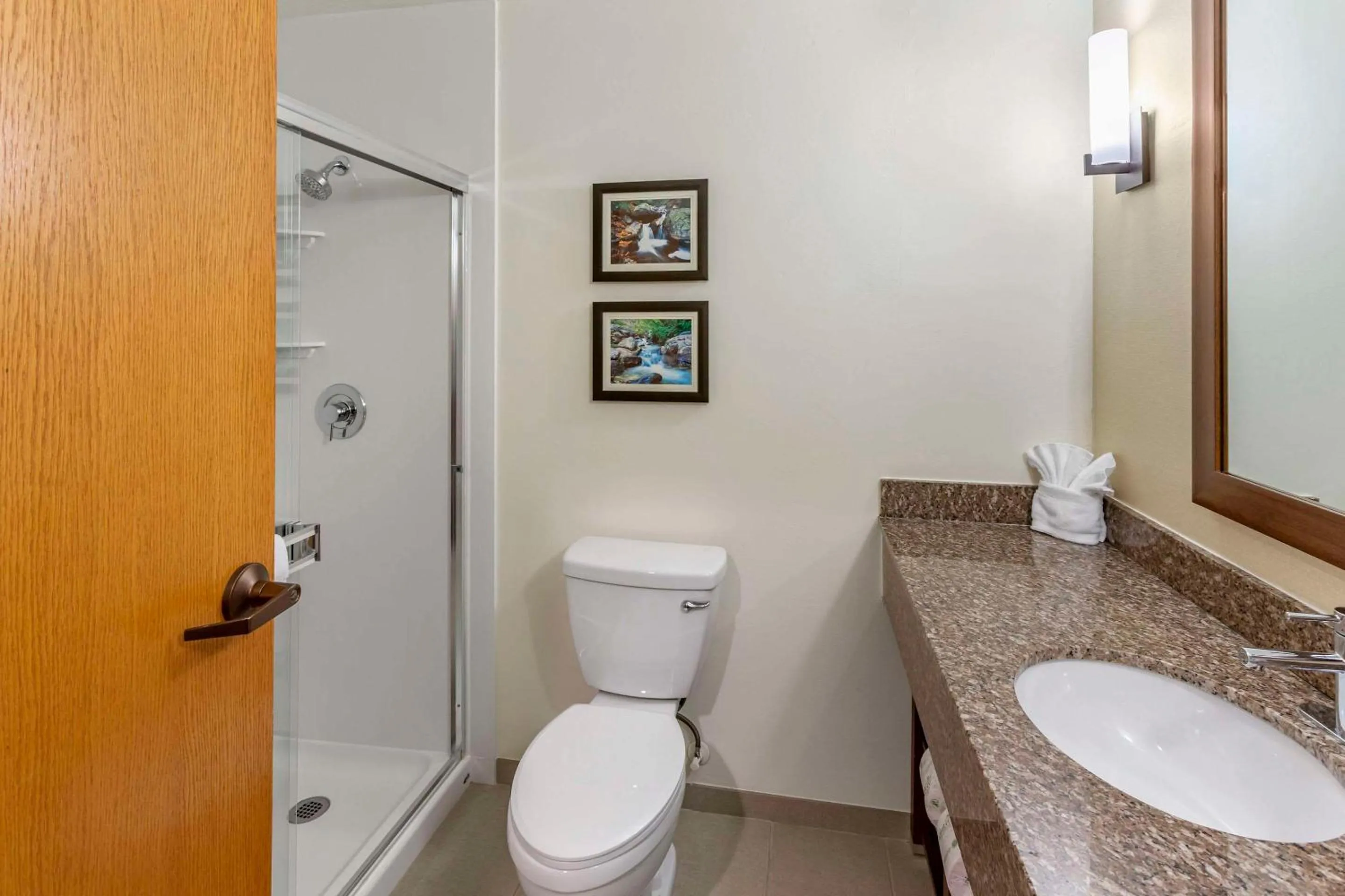 Bedroom in Comfort Suites Ogden Conference Center