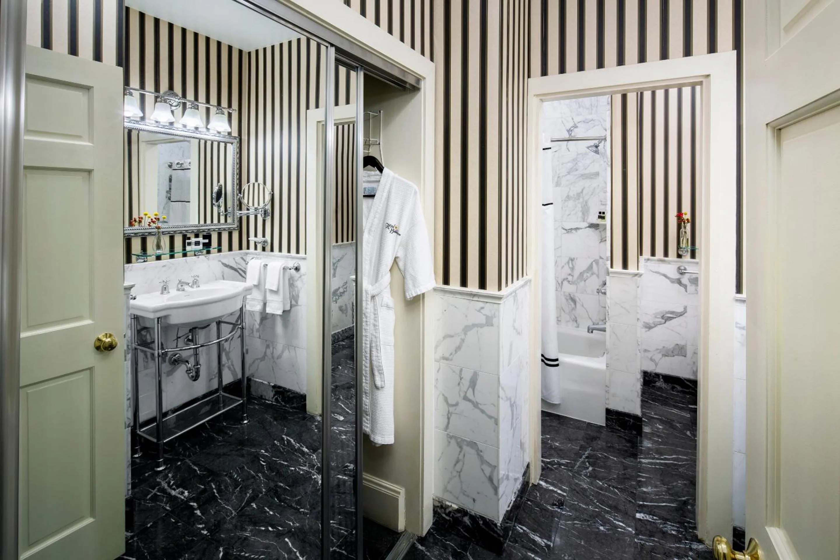 Bathroom, Bed in Historic Hotel Bethlehem