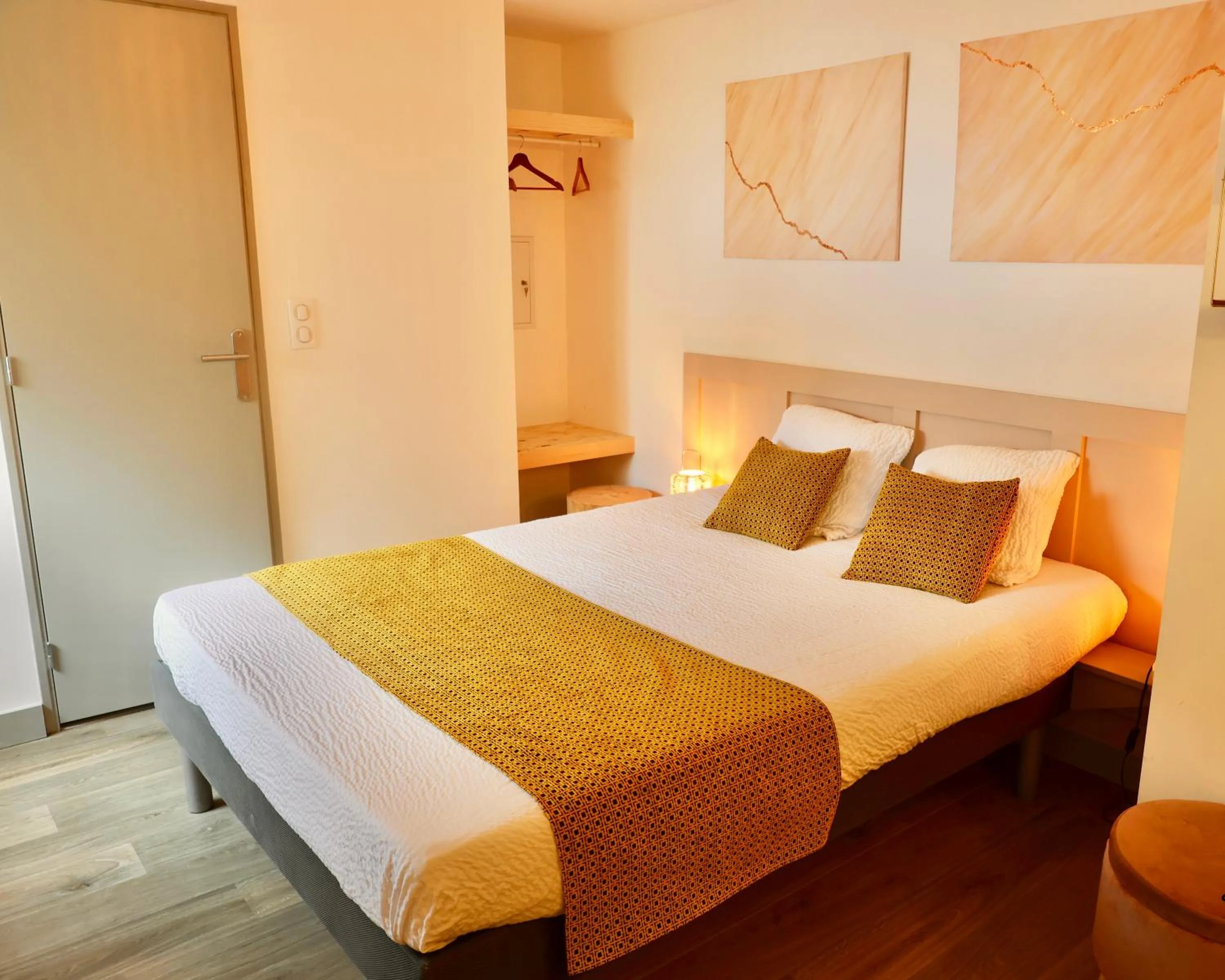 Bed in Cit'hotel Design Booking Evry Saint-Germain-lès-Corbeil Sénart