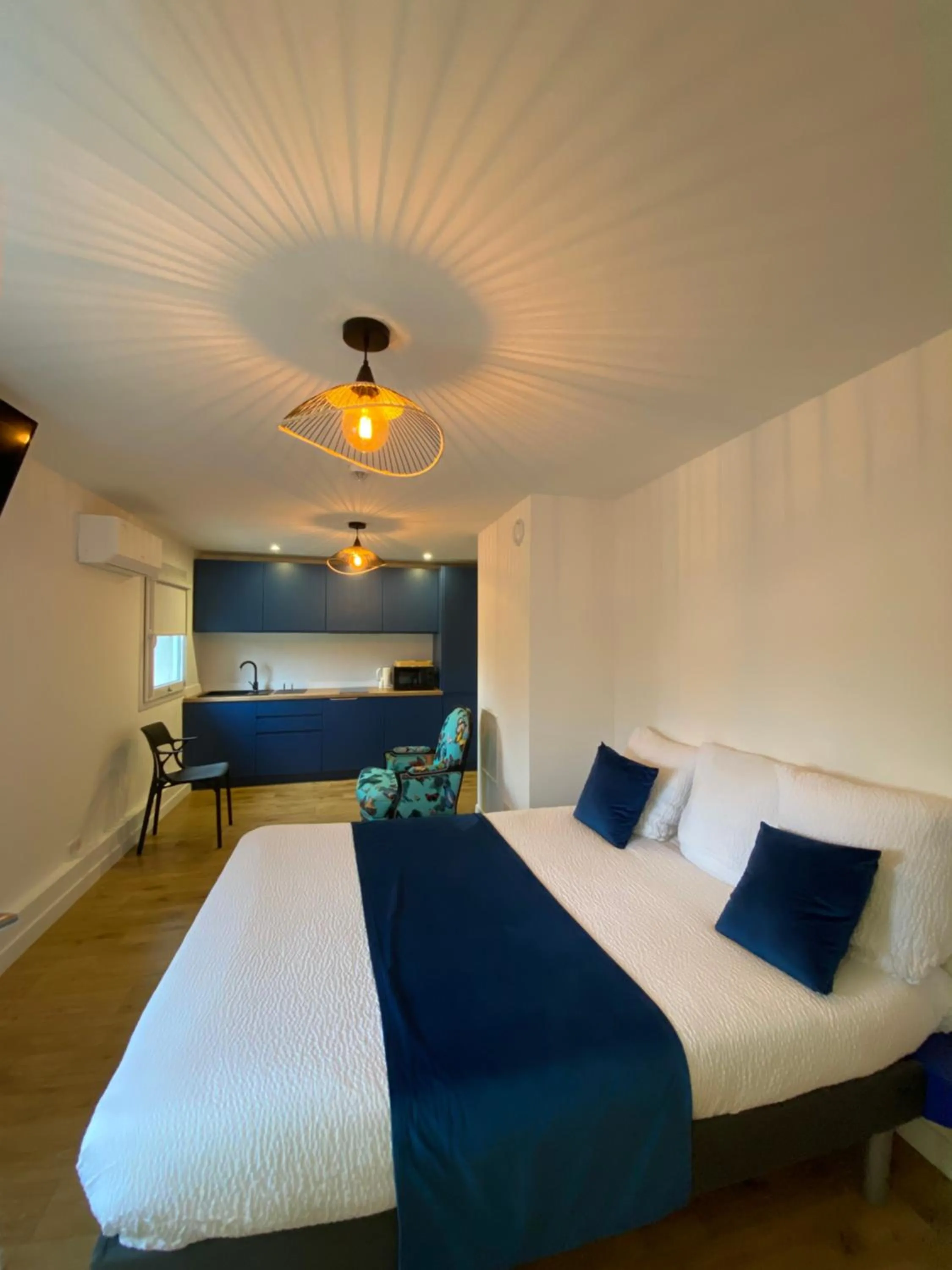 Bed in Cit'hotel Design Booking Evry Saint-Germain-lès-Corbeil Sénart