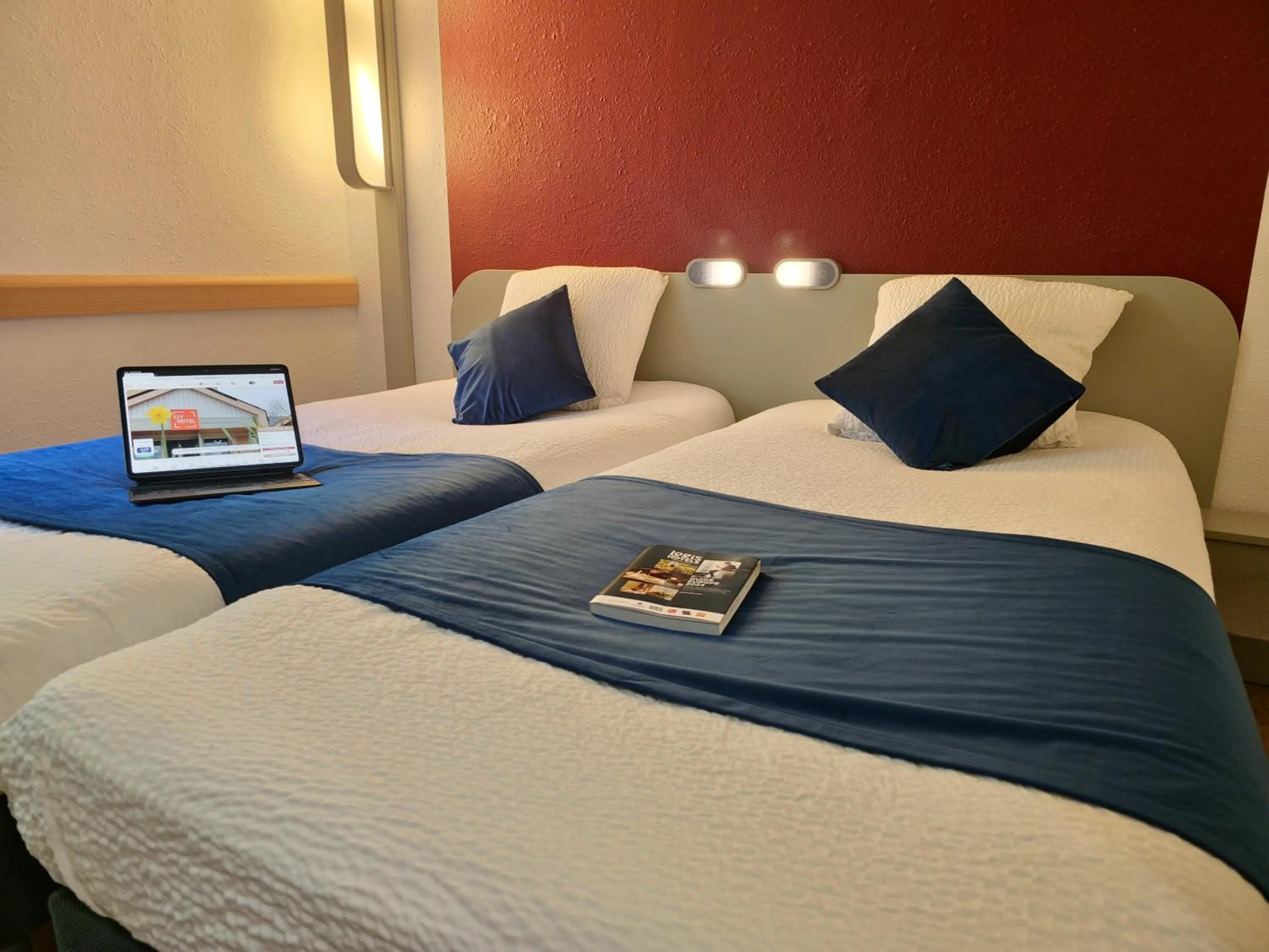 Bed in Cit'hotel Design Booking Evry Saint-Germain-lès-Corbeil Sénart