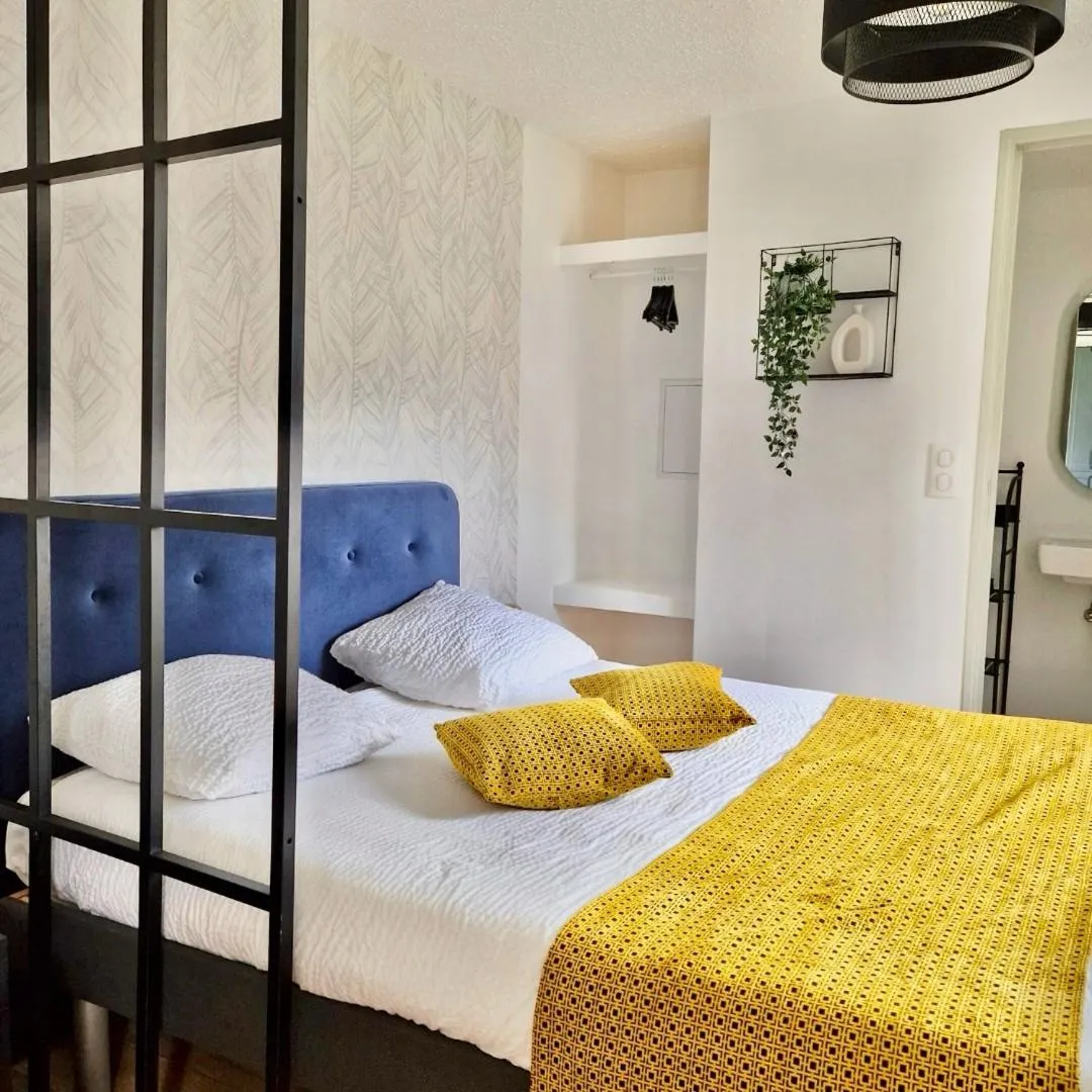 Bed in Cit'hotel Design Booking Evry Saint-Germain-lès-Corbeil Sénart