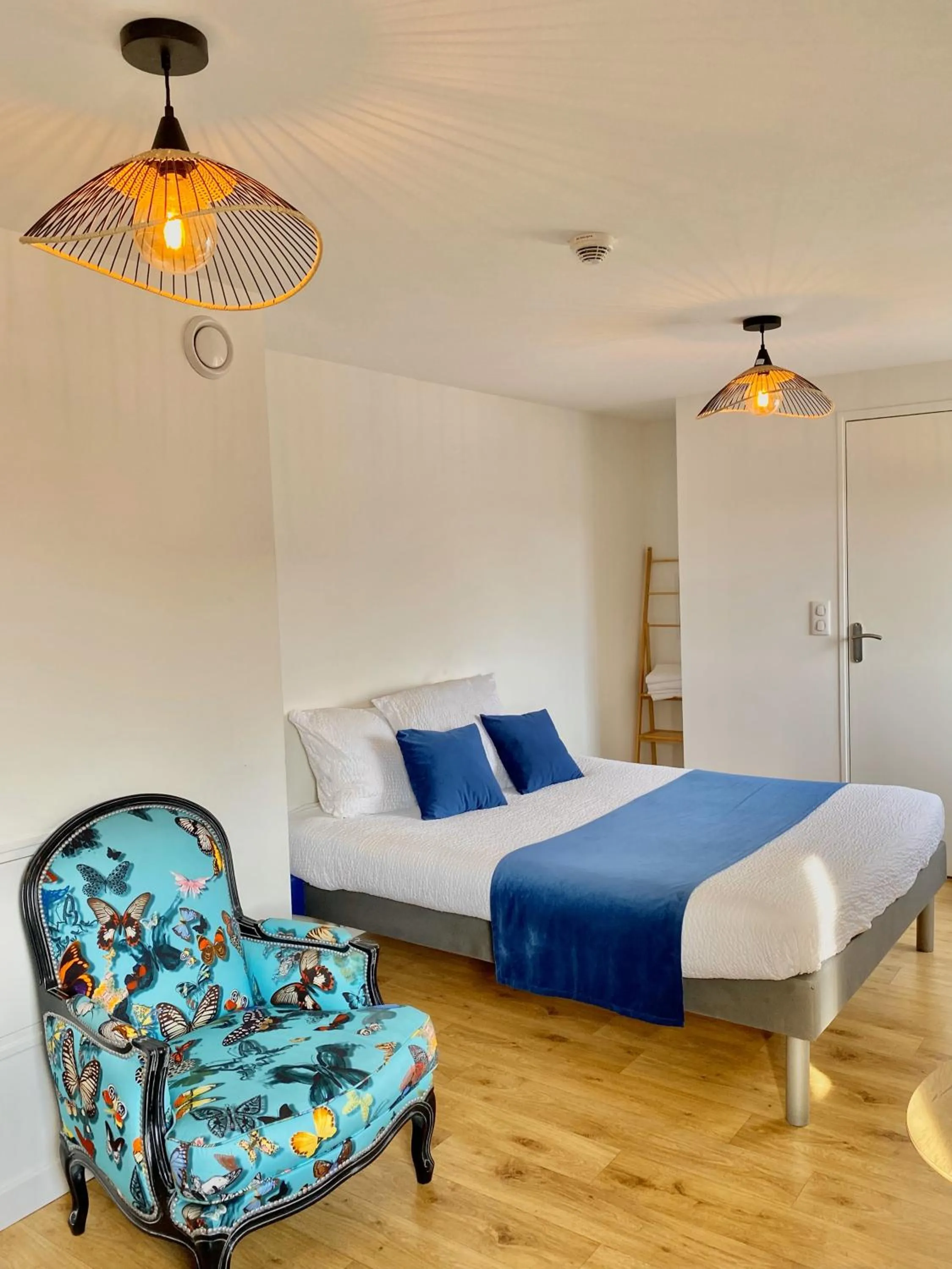 Bed in Cit'hotel Design Booking Evry Saint-Germain-lès-Corbeil Sénart