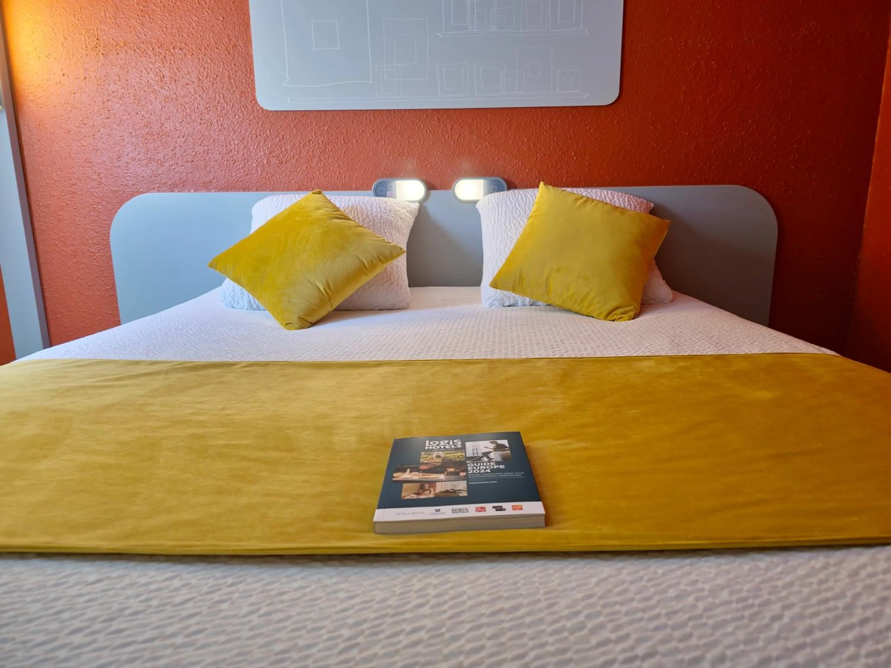 Bed in Cit'hotel Design Booking Evry Saint-Germain-lès-Corbeil Sénart