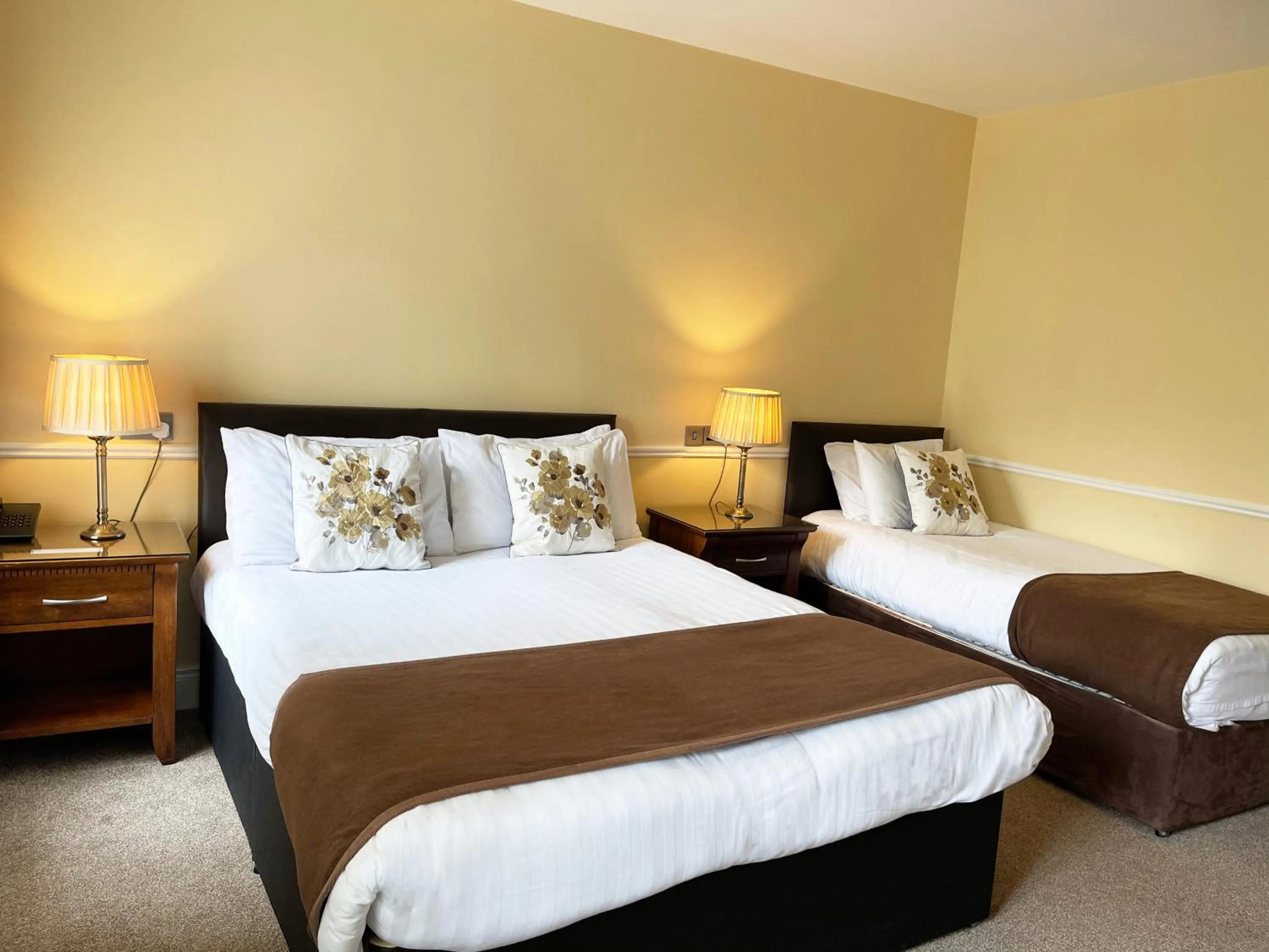 Bedroom, Bed in Óstán Loch Altan