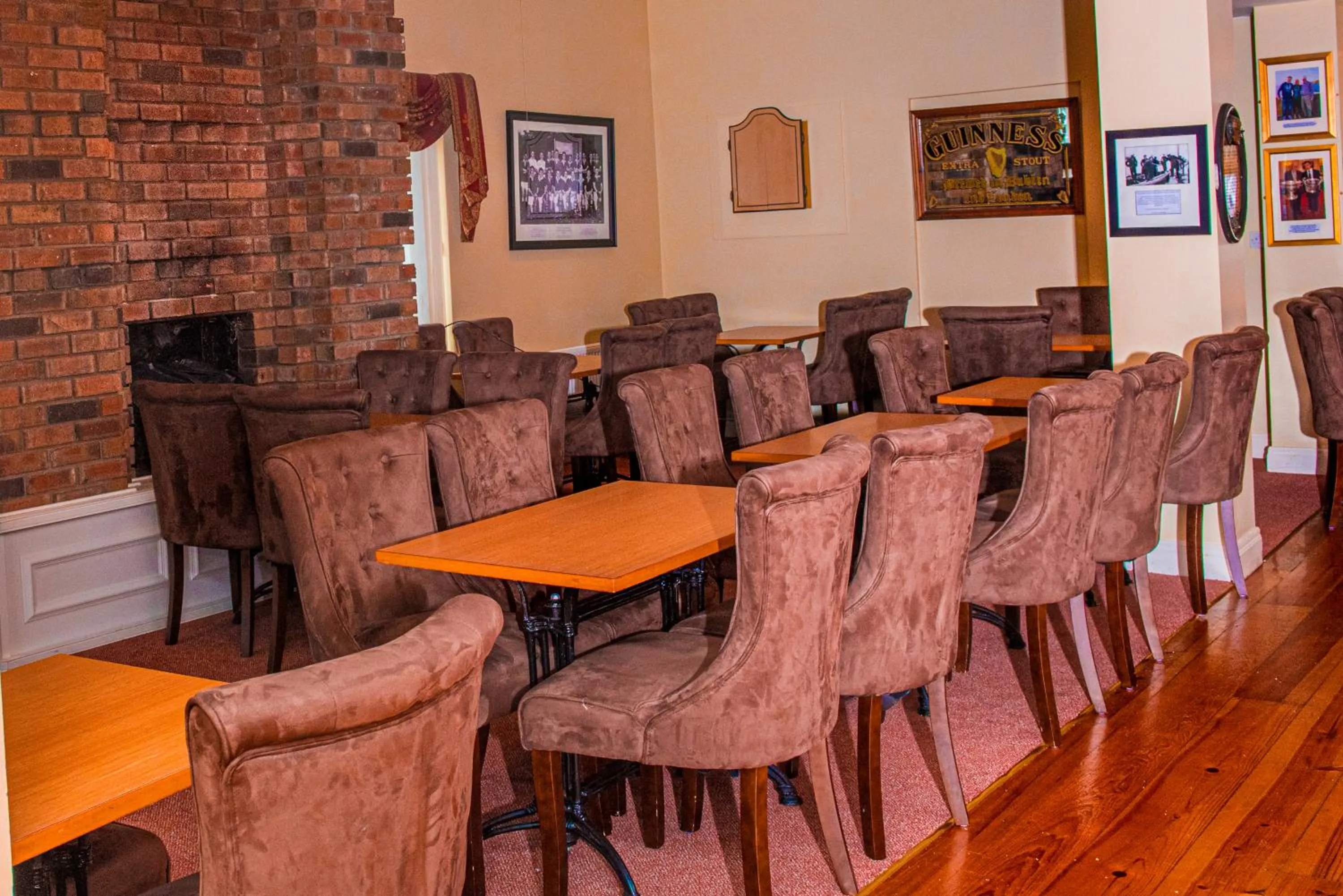 Seating area in Óstán Loch Altan